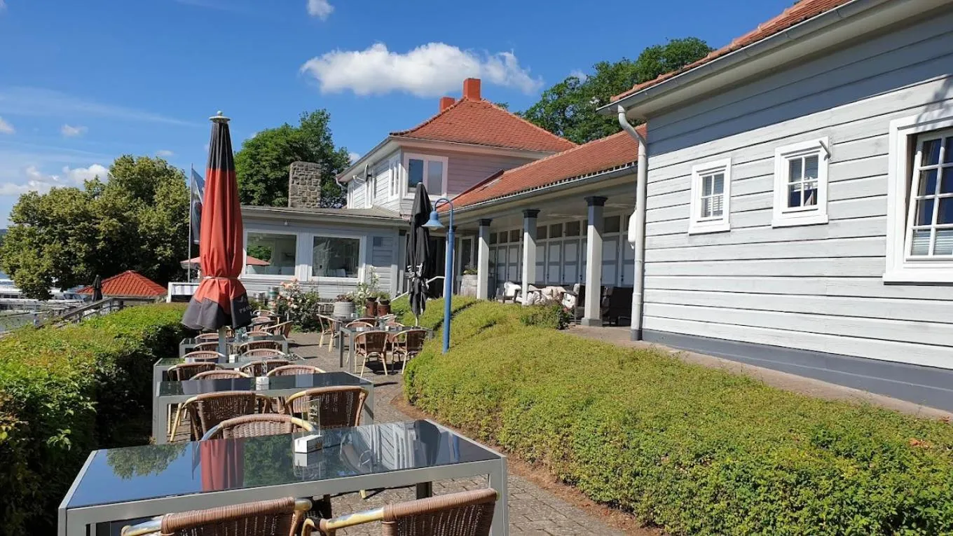 Property building in Strandhaus Edersee Nr 12 - Kaminzimmer, Seeblick, Badestrand, Seeterrasse