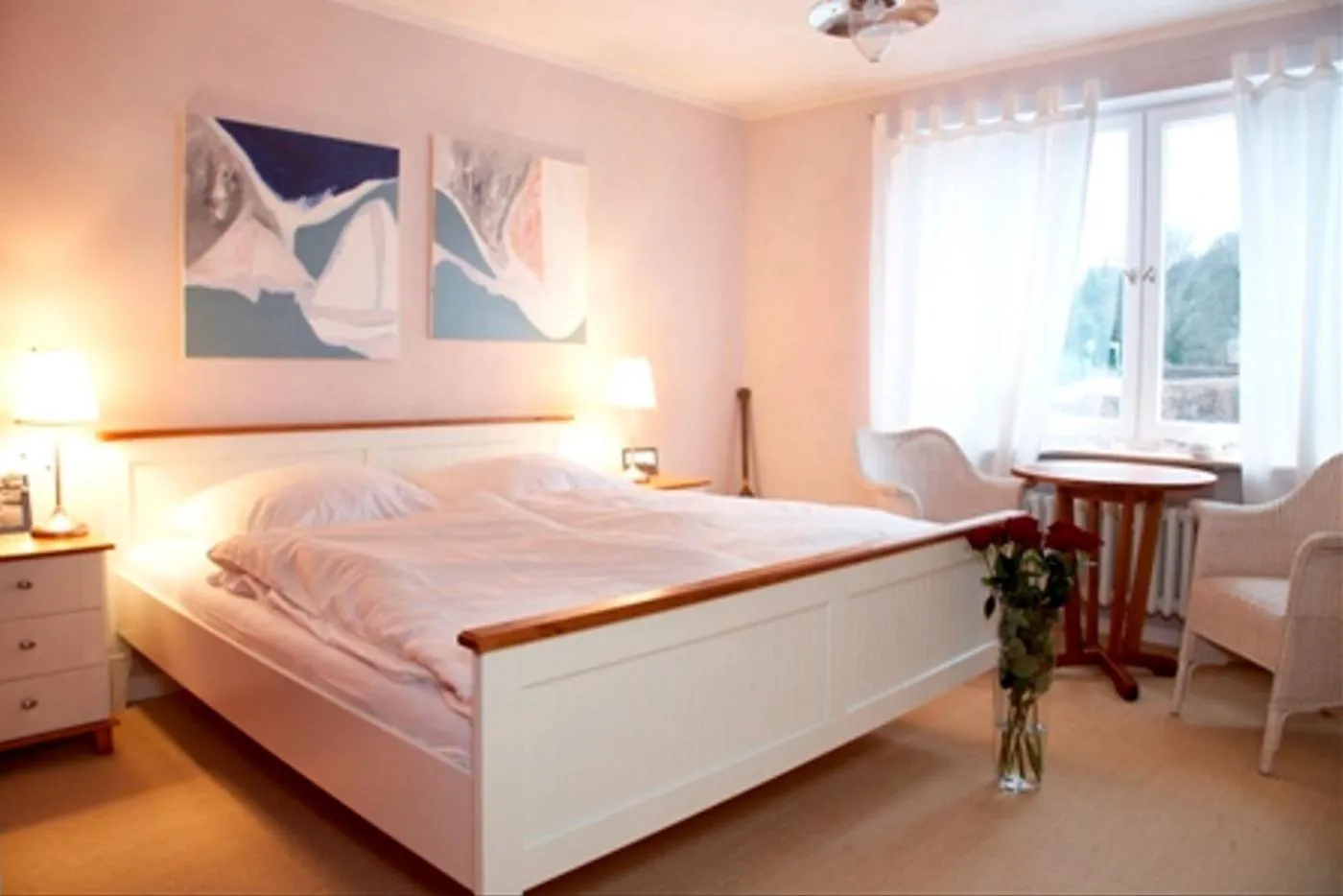 Photo of the whole room, Bed in Strandhaus Edersee Nr 12 - Kaminzimmer, Seeblick, Badestrand, Seeterrasse