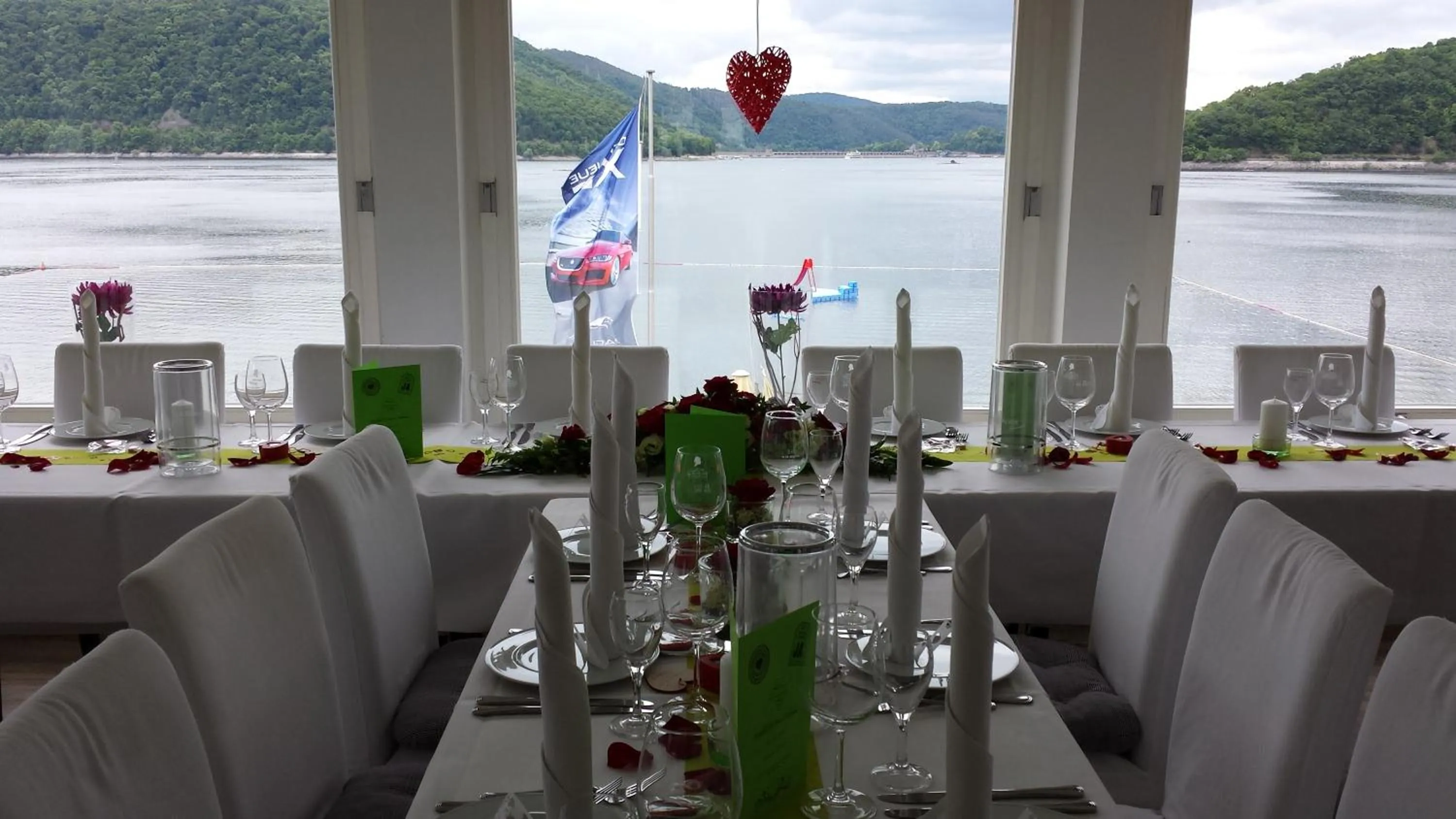 Restaurant/places to eat in Strandhaus Edersee Nr 12 - Kaminzimmer, Seeblick, Badestrand, Seeterrasse