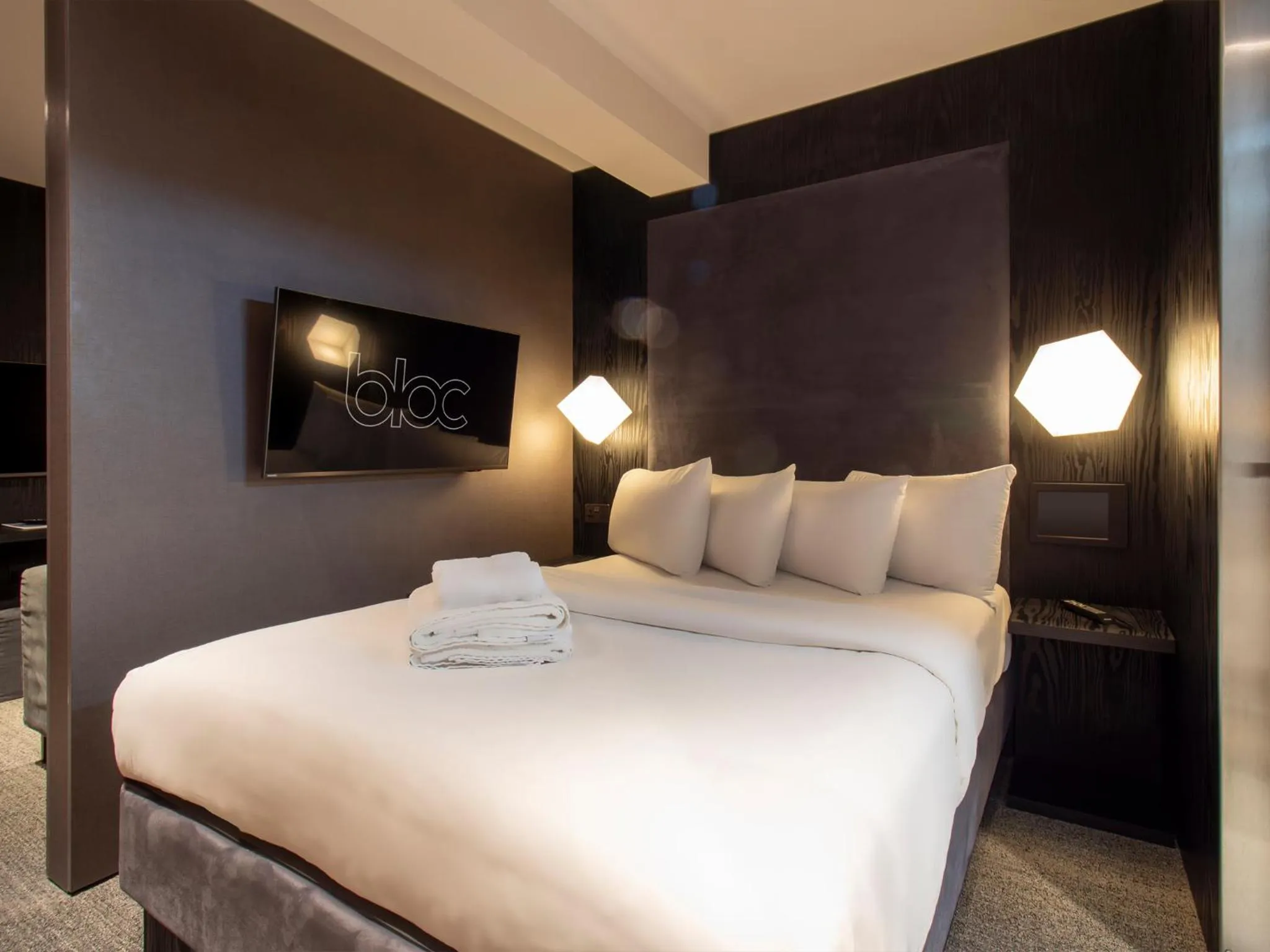 Bathroom, Bed in Apartment Bloc