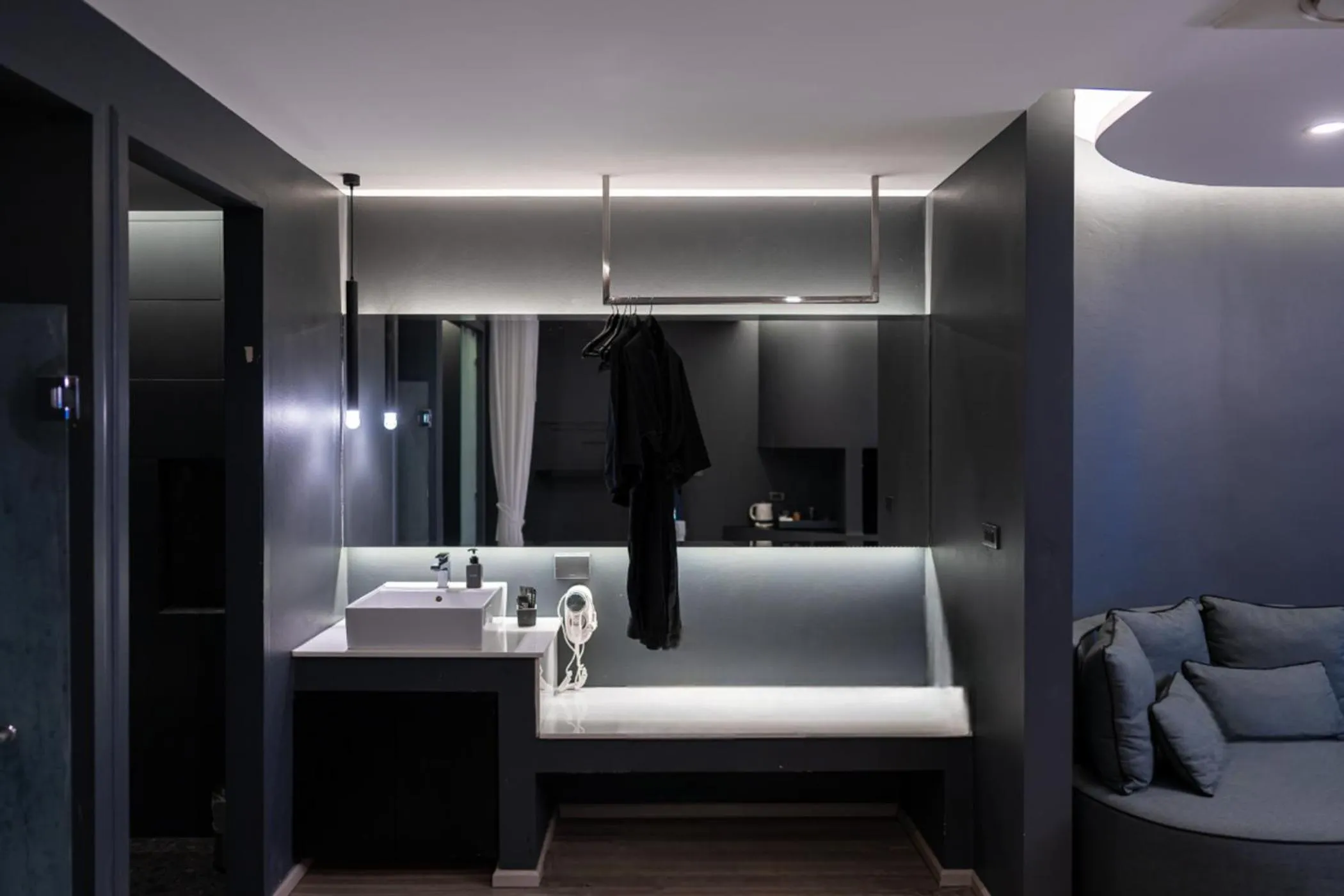 Bathroom, Bed in Hotel Tide Phuket Beachfront