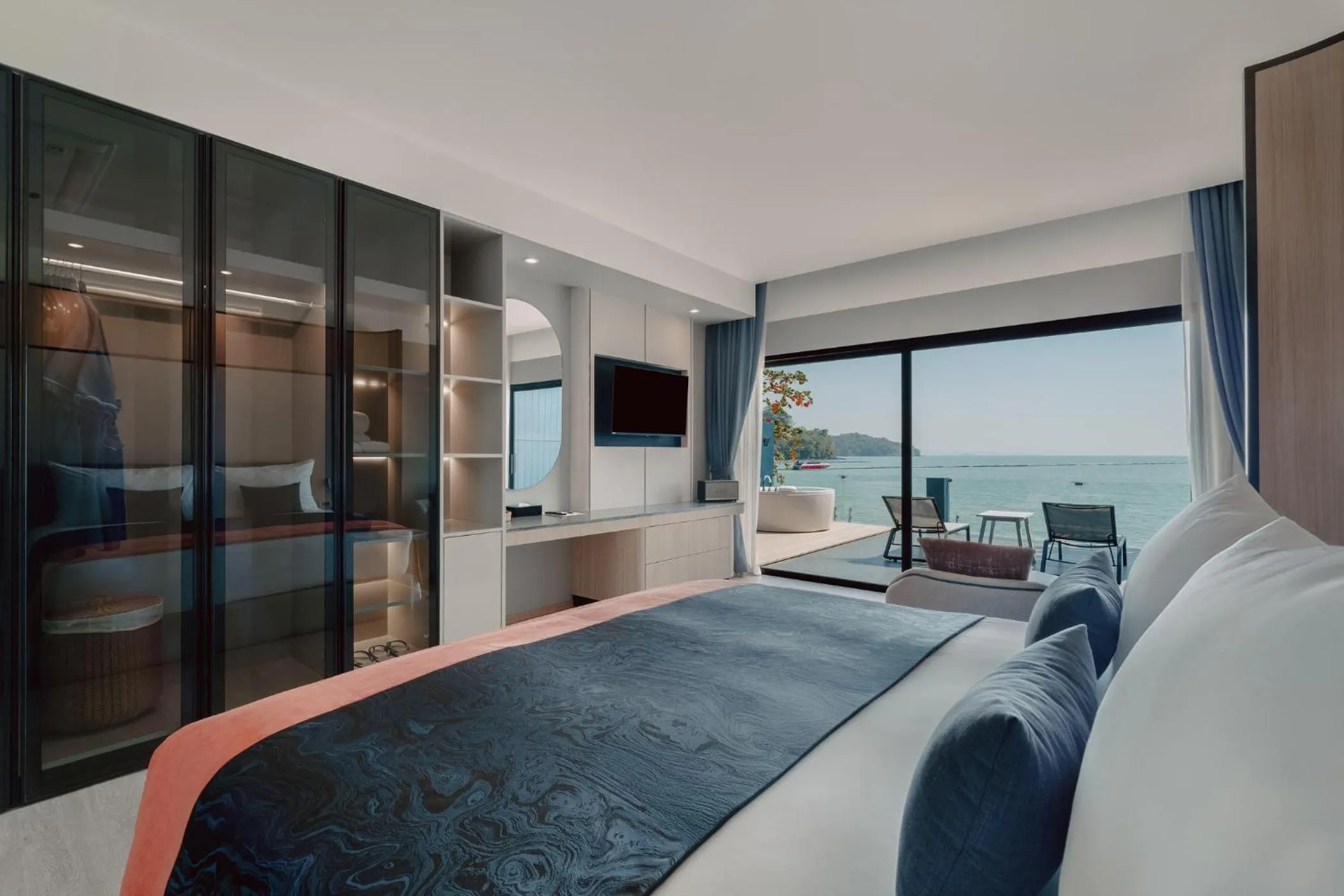 Bed in Hotel Tide Phuket Beachfront