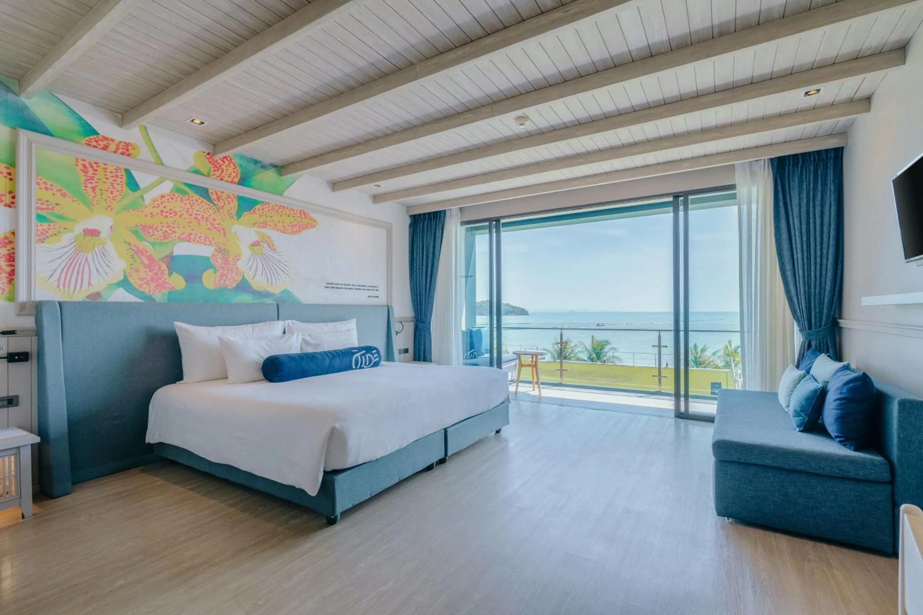 Bed in Hotel Tide Phuket Beachfront