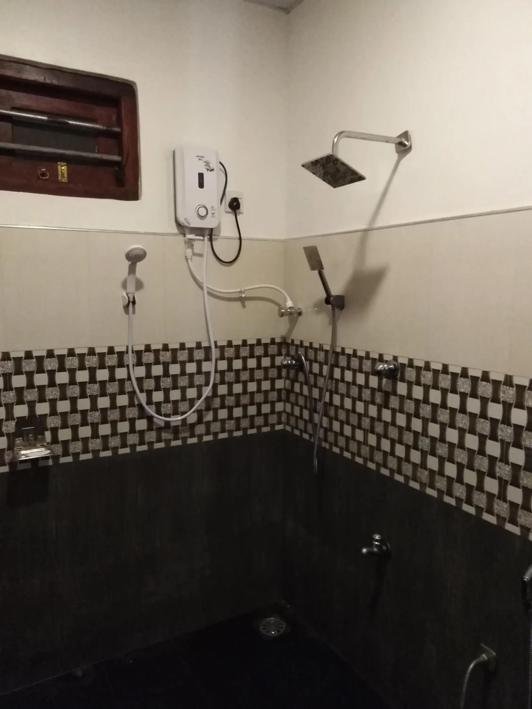 Shower in Ranmitha Villa Weligama