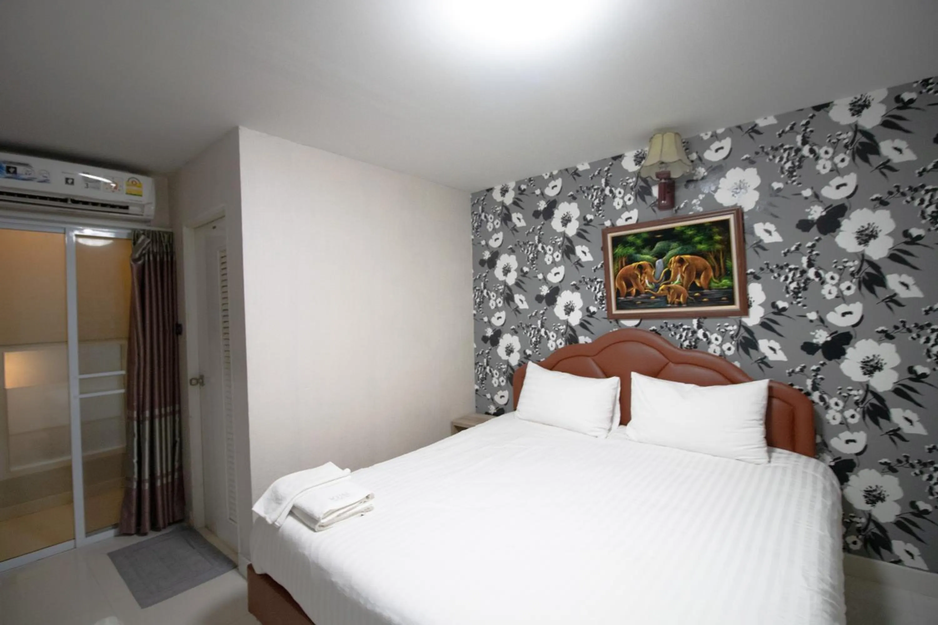 Bedroom, Bed in Kun Hotel