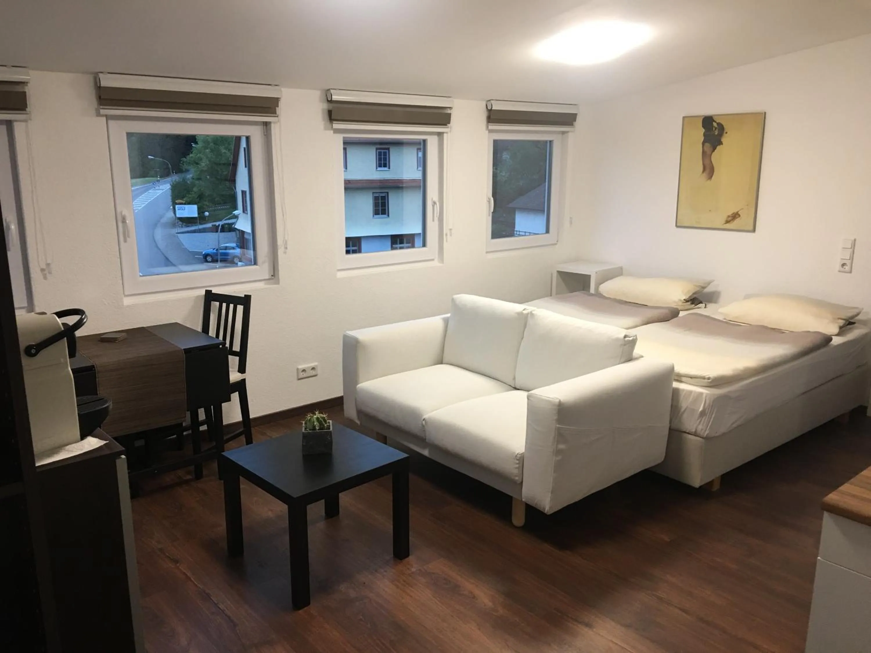 Living room, Bed in Business Appartements