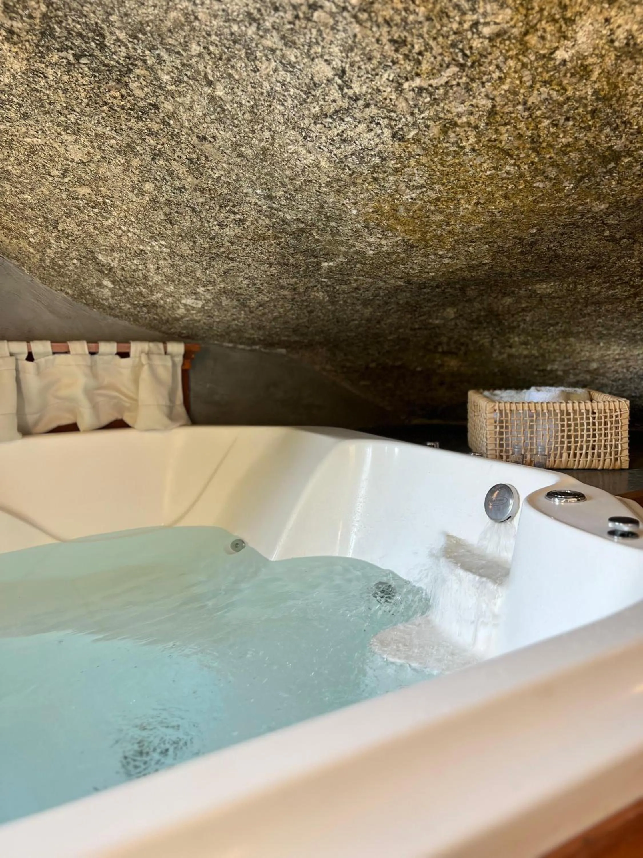 Bath in Yannai Chalé Praia