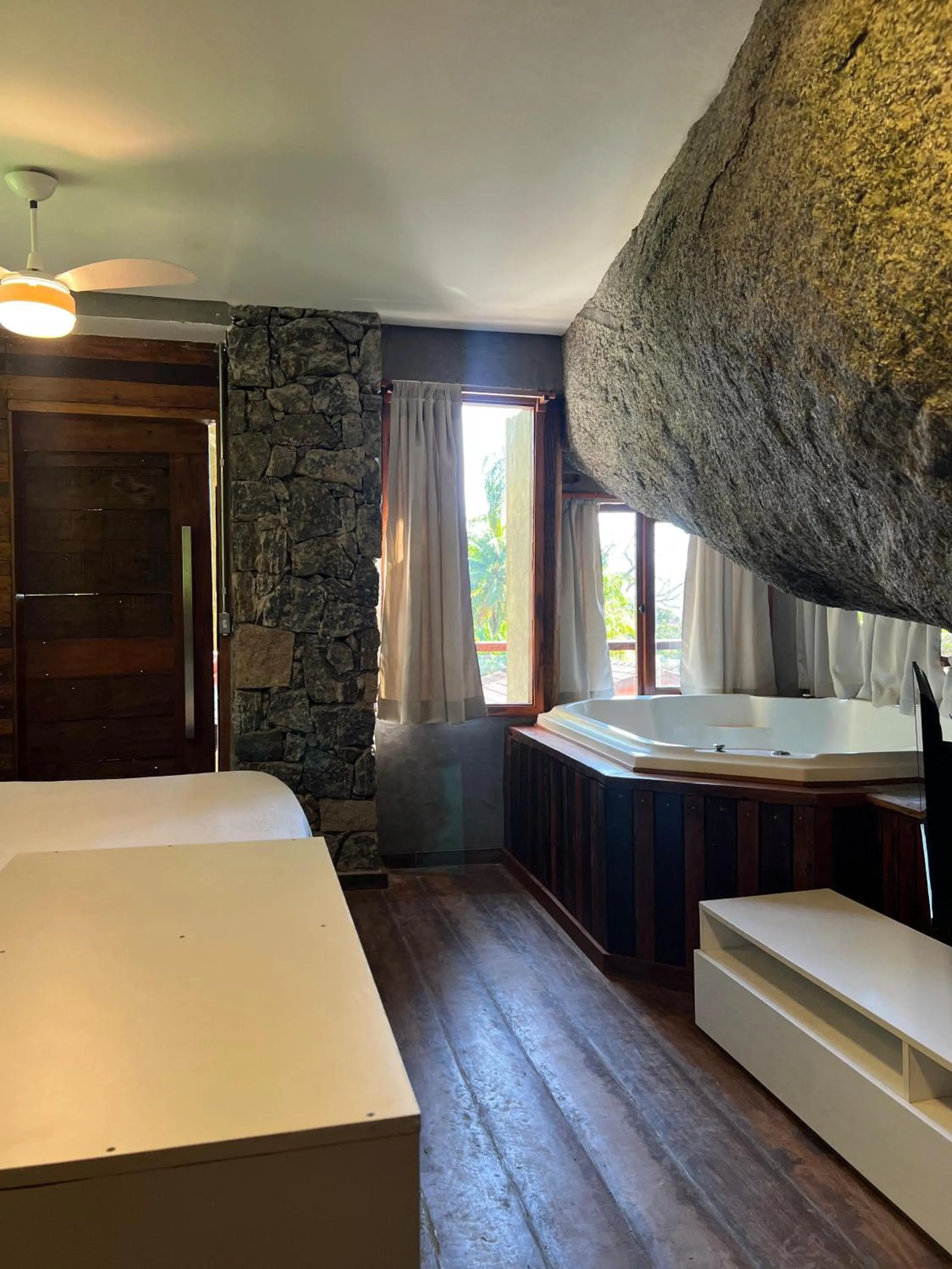 Photo of the whole room, Bed in Yannai Chalé Praia