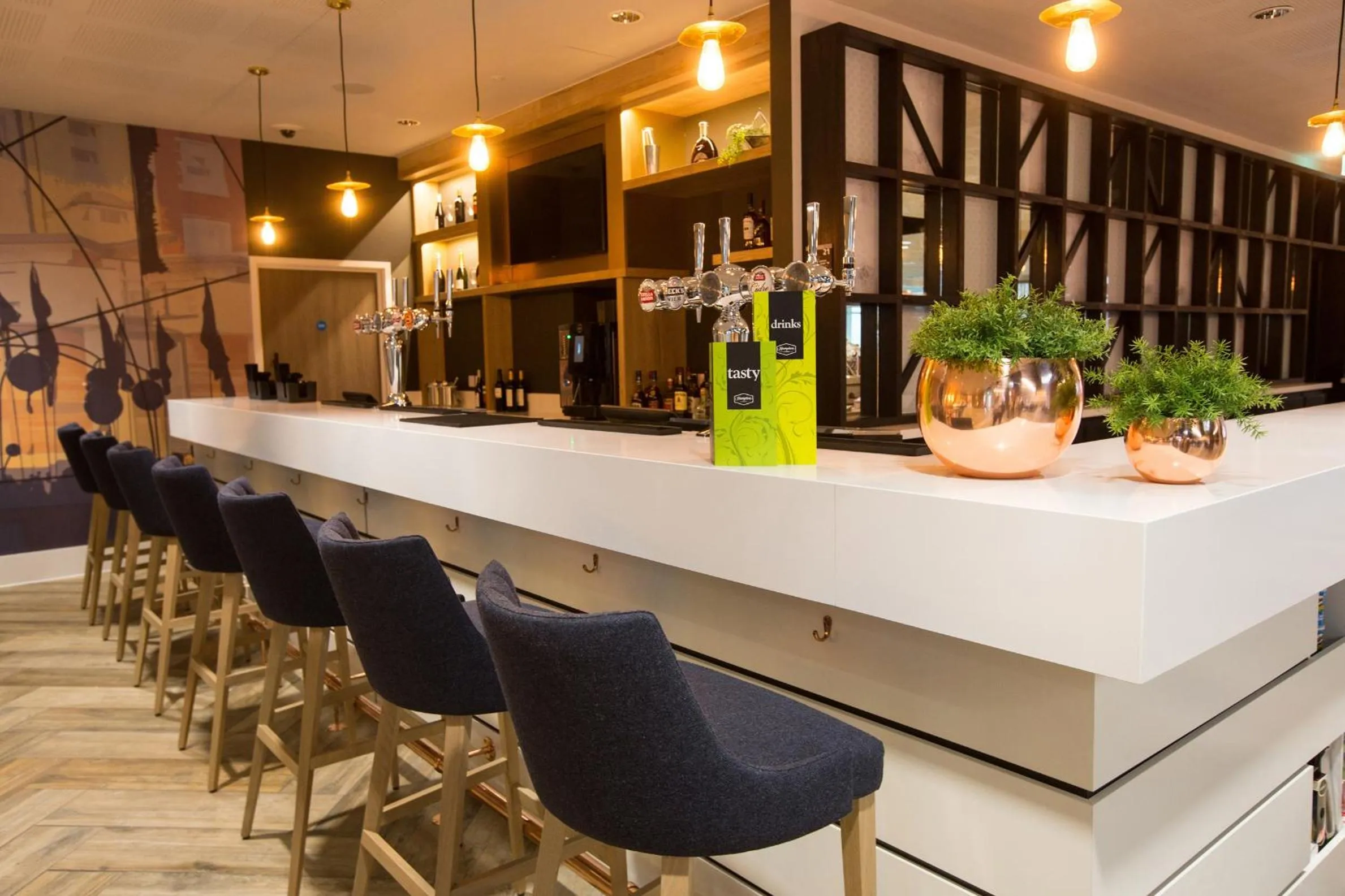 Lounge or bar in Hampton By Hilton Bristol Airport