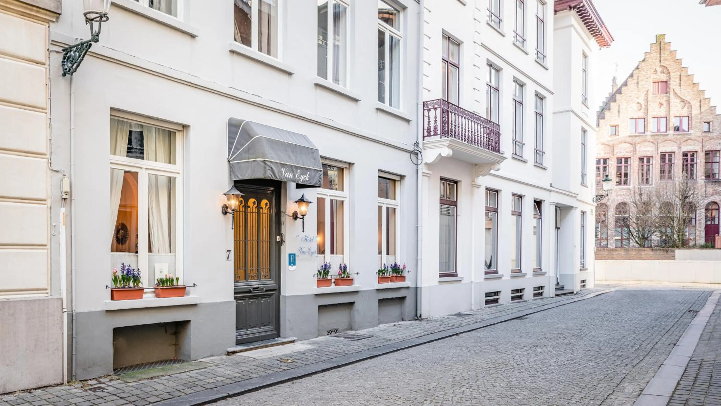 Property building in Hotel Van Eyck