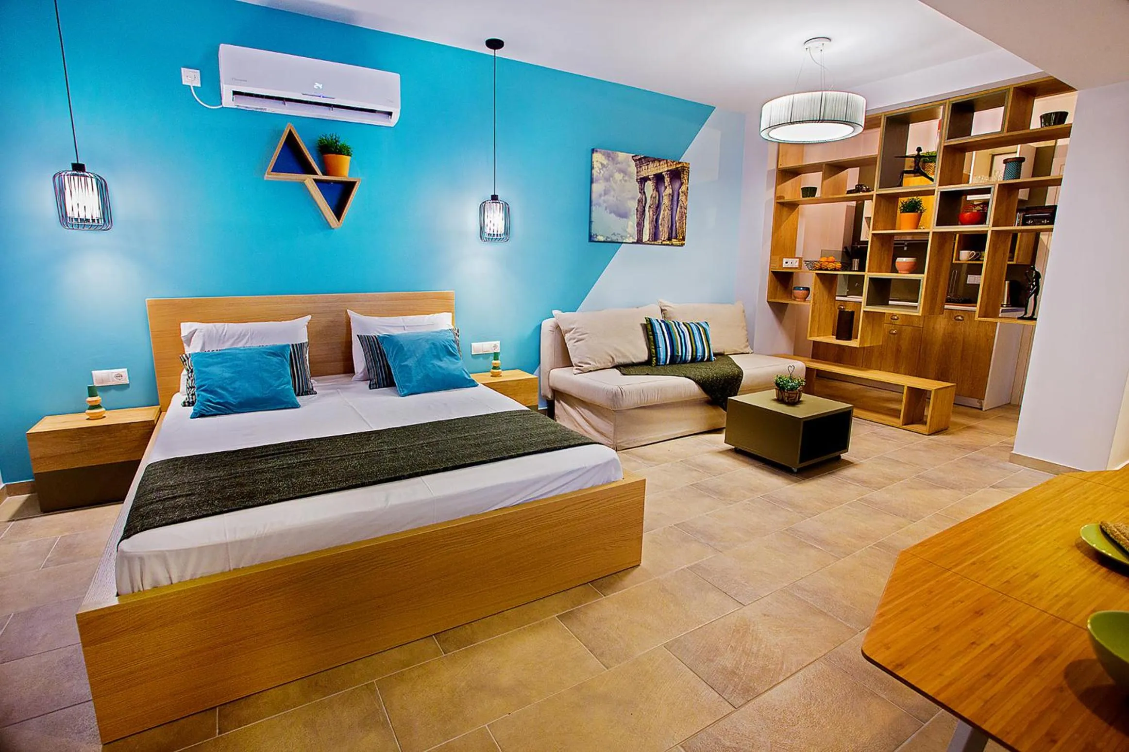 Living room, Bed in Emerald Suite