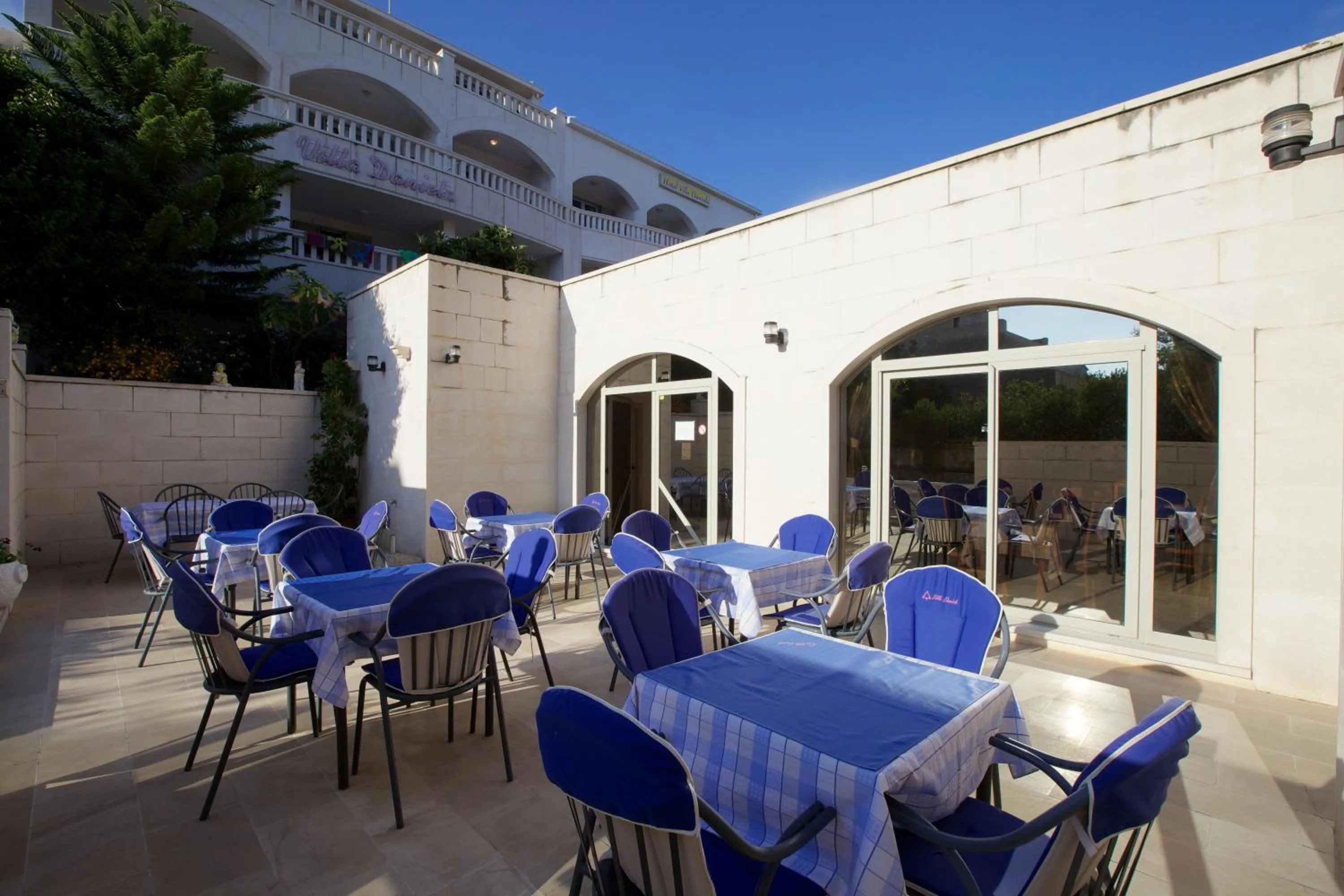Restaurant/places to eat in Villa Daniela