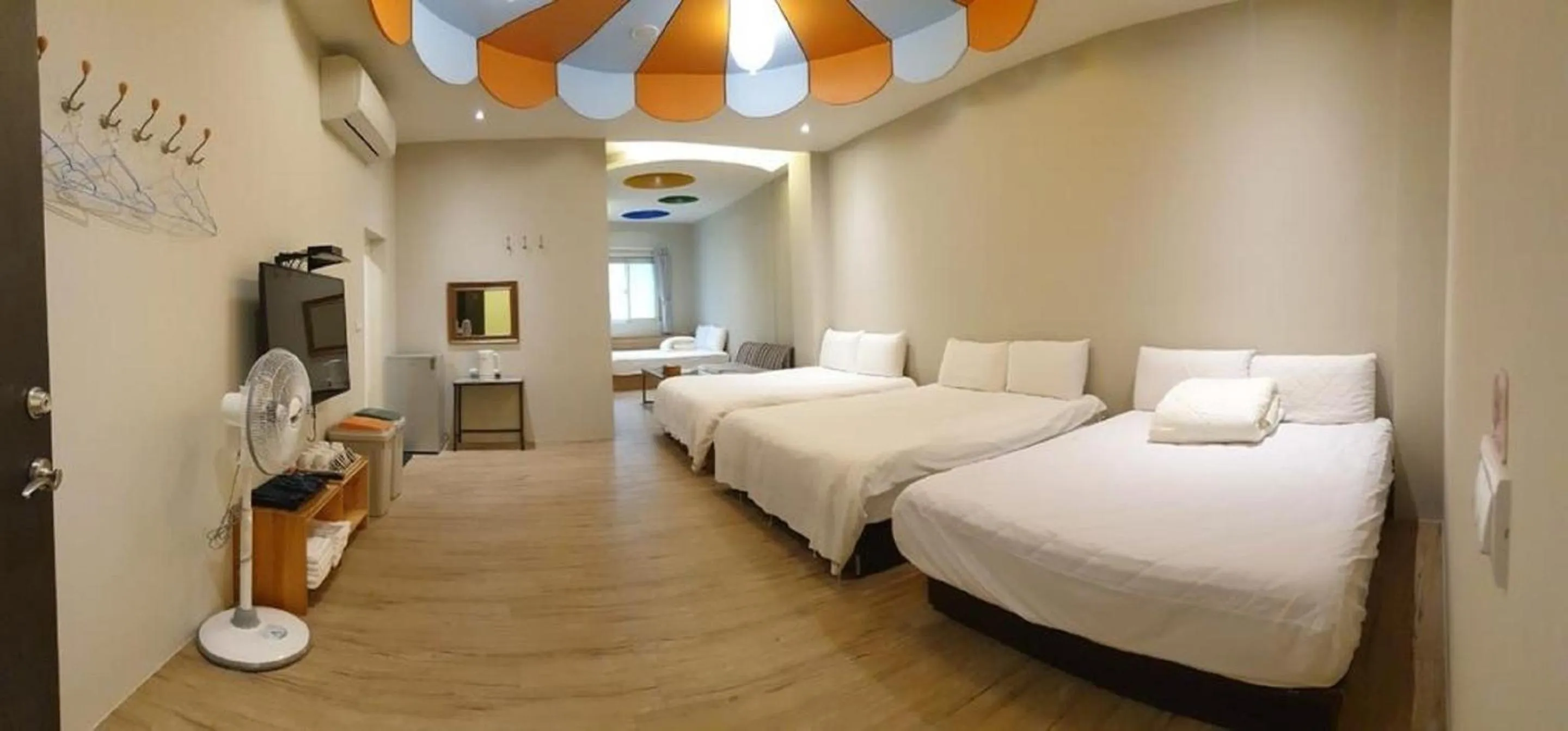 Photo of the whole room, Bed in Happiness Yes Inn