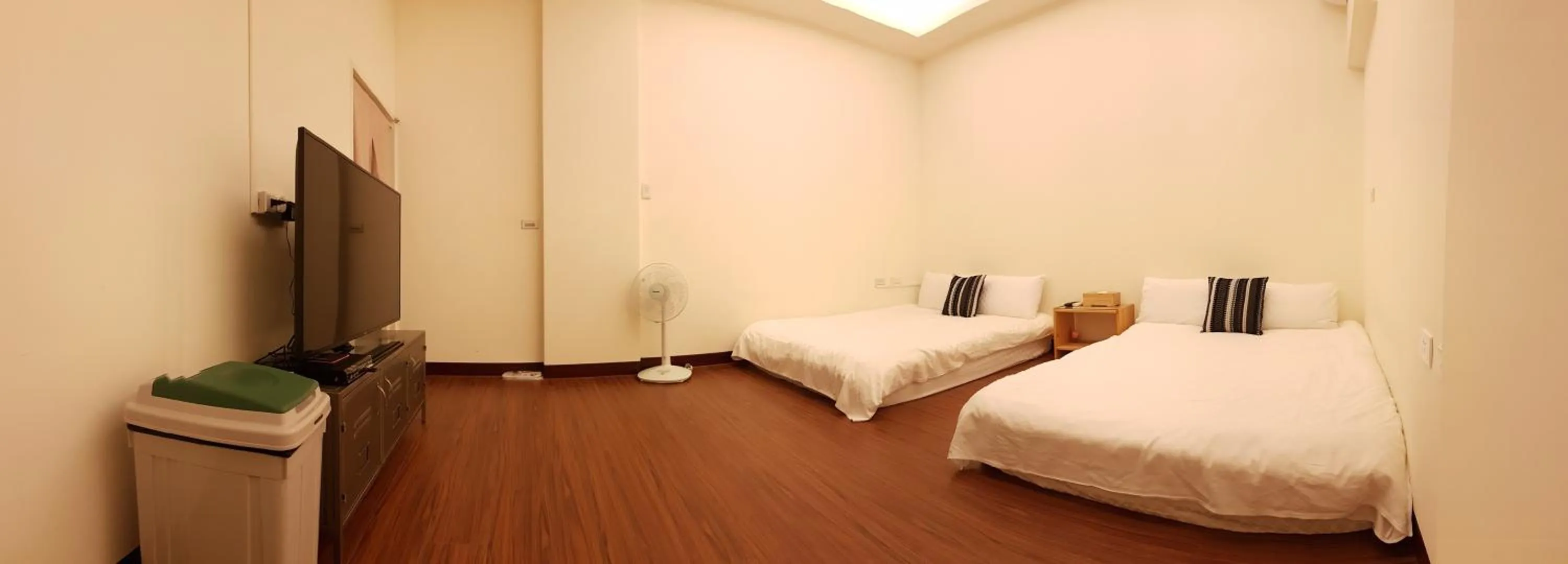 Photo of the whole room, Bed in Happiness Yes Inn