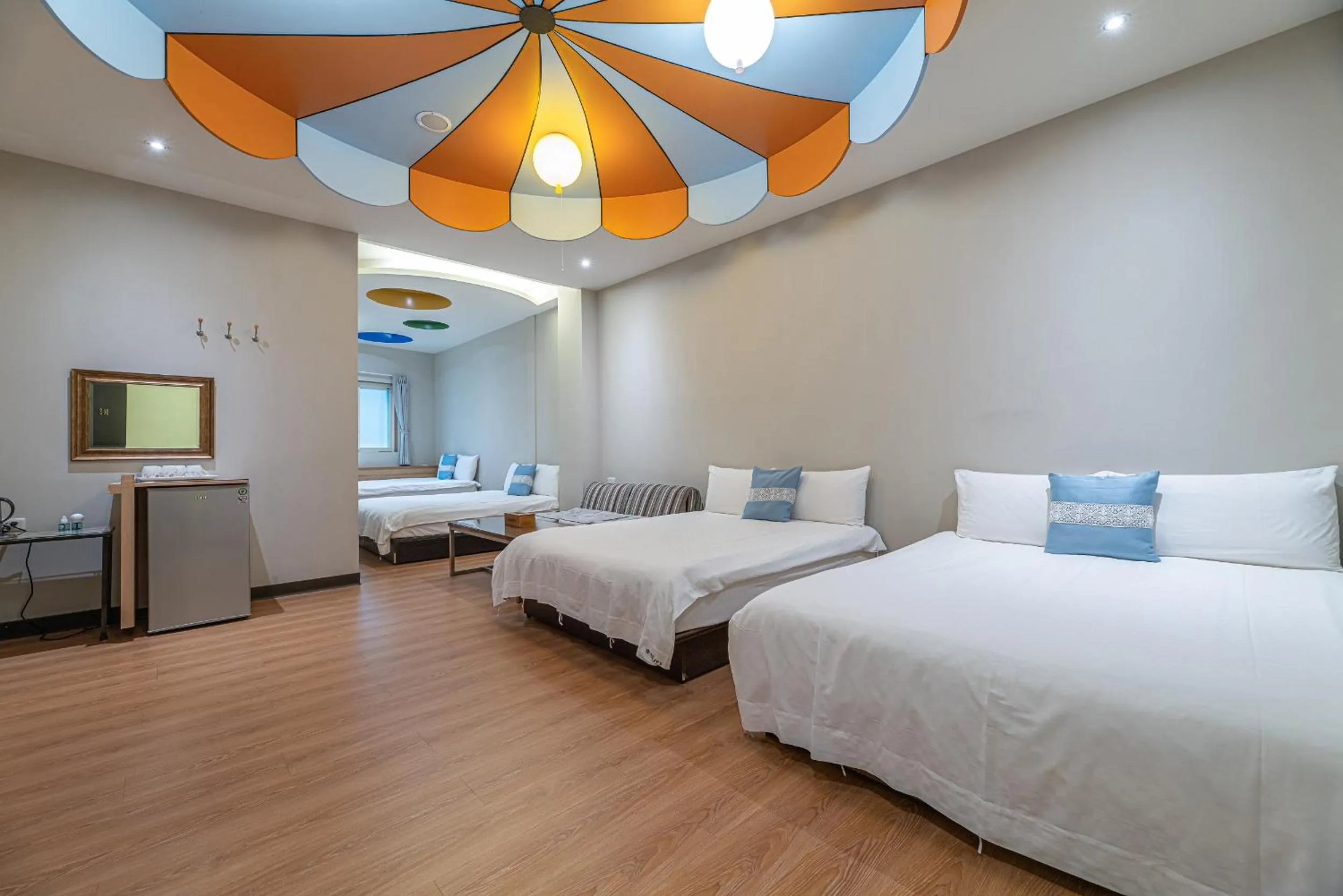 Photo of the whole room, Bed in Happiness Yes Inn