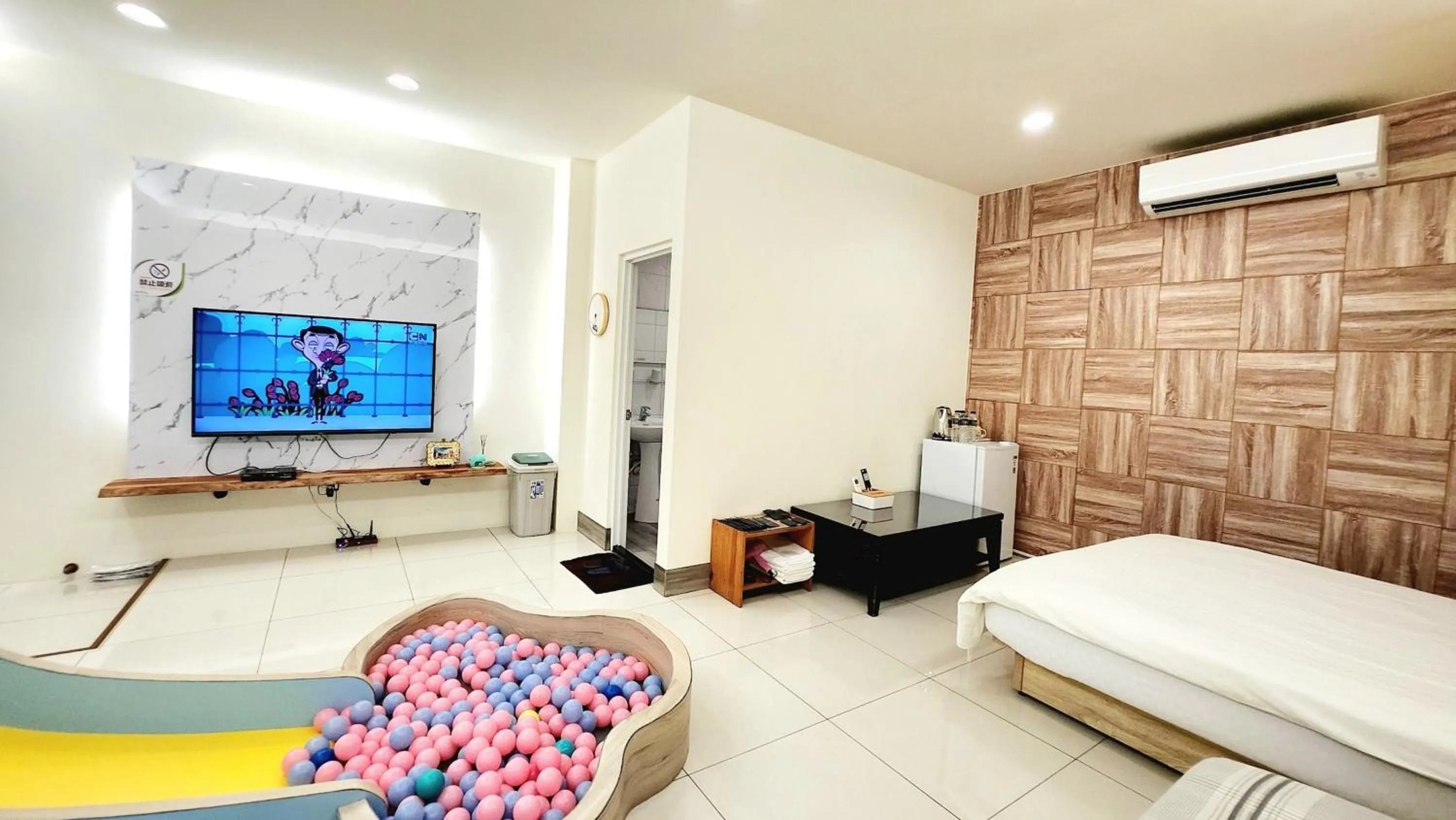 Photo of the whole room, Bed in Happiness Yes Inn