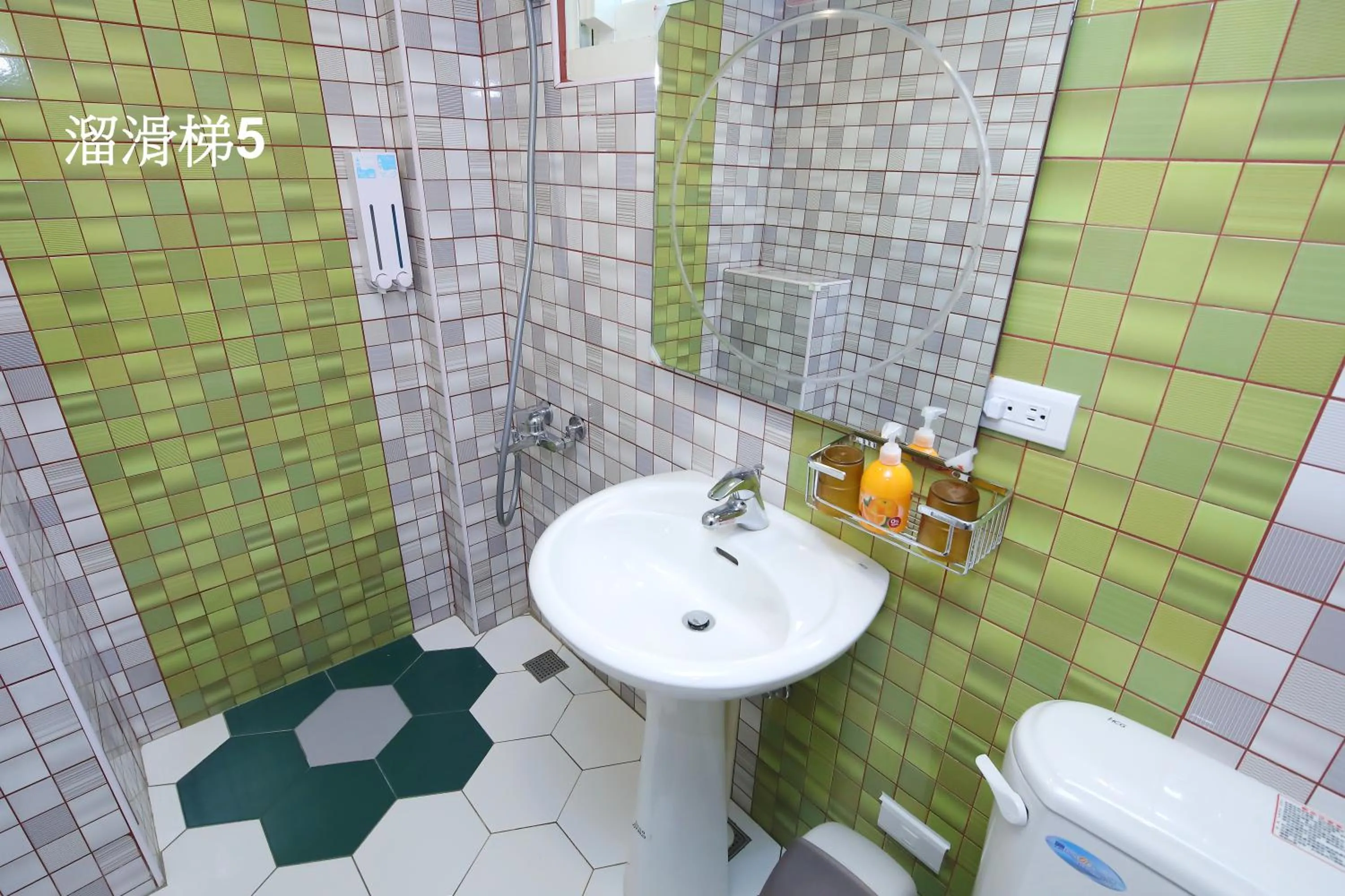 Shower in Happiness Yes Inn