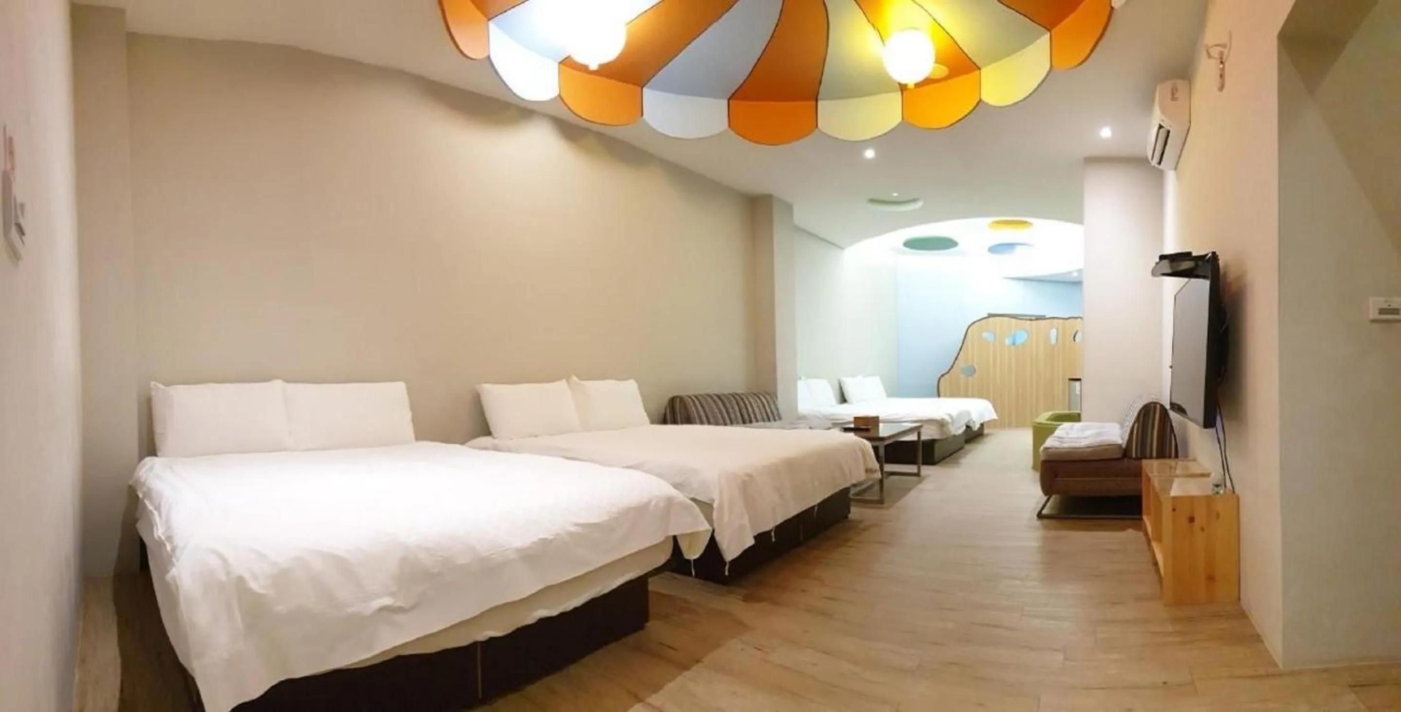 Photo of the whole room, Bed in Happiness Yes Inn