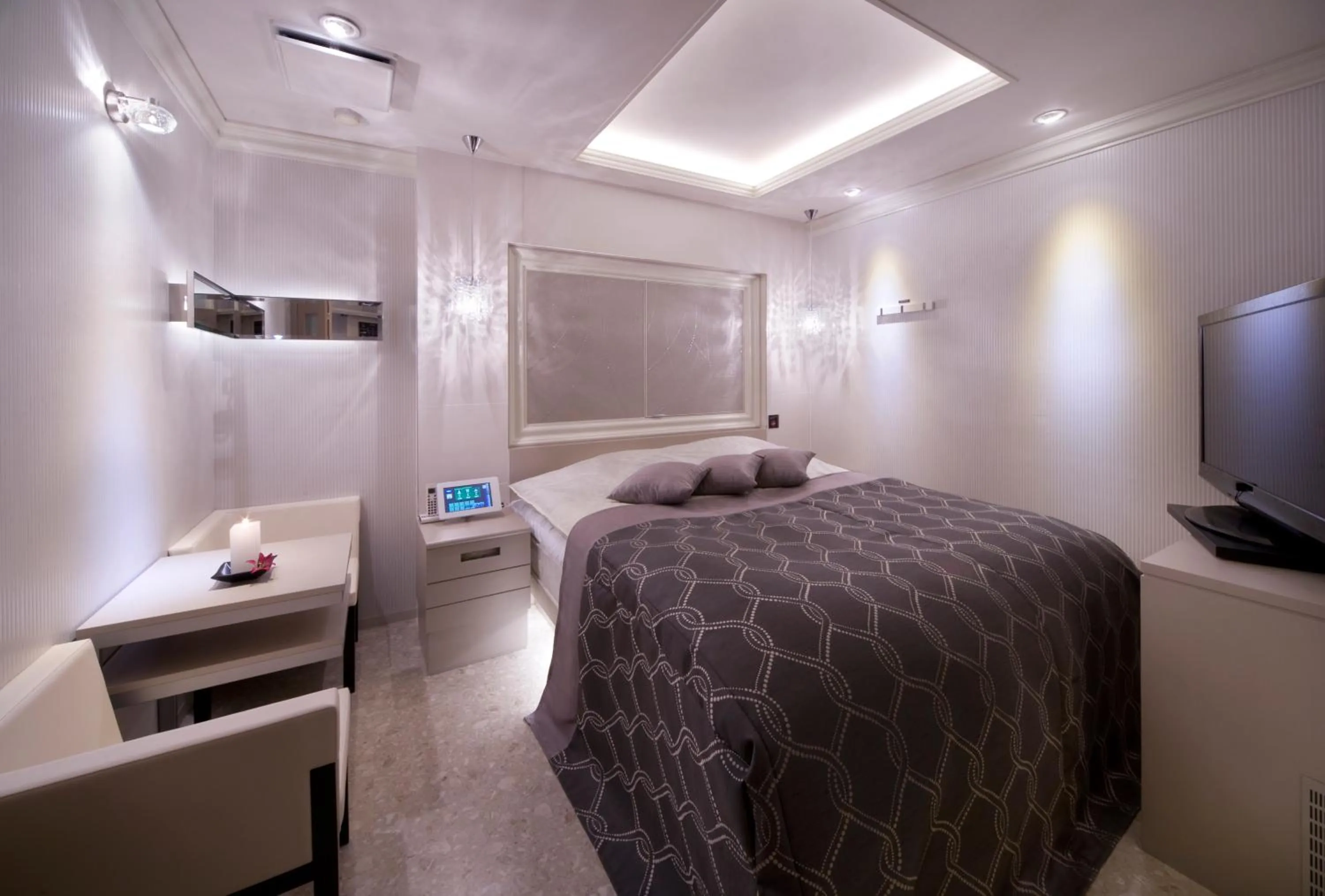 Photo of the whole room, Bed in JEWEL HOTEL LUXURY MODERN (Adult Only)