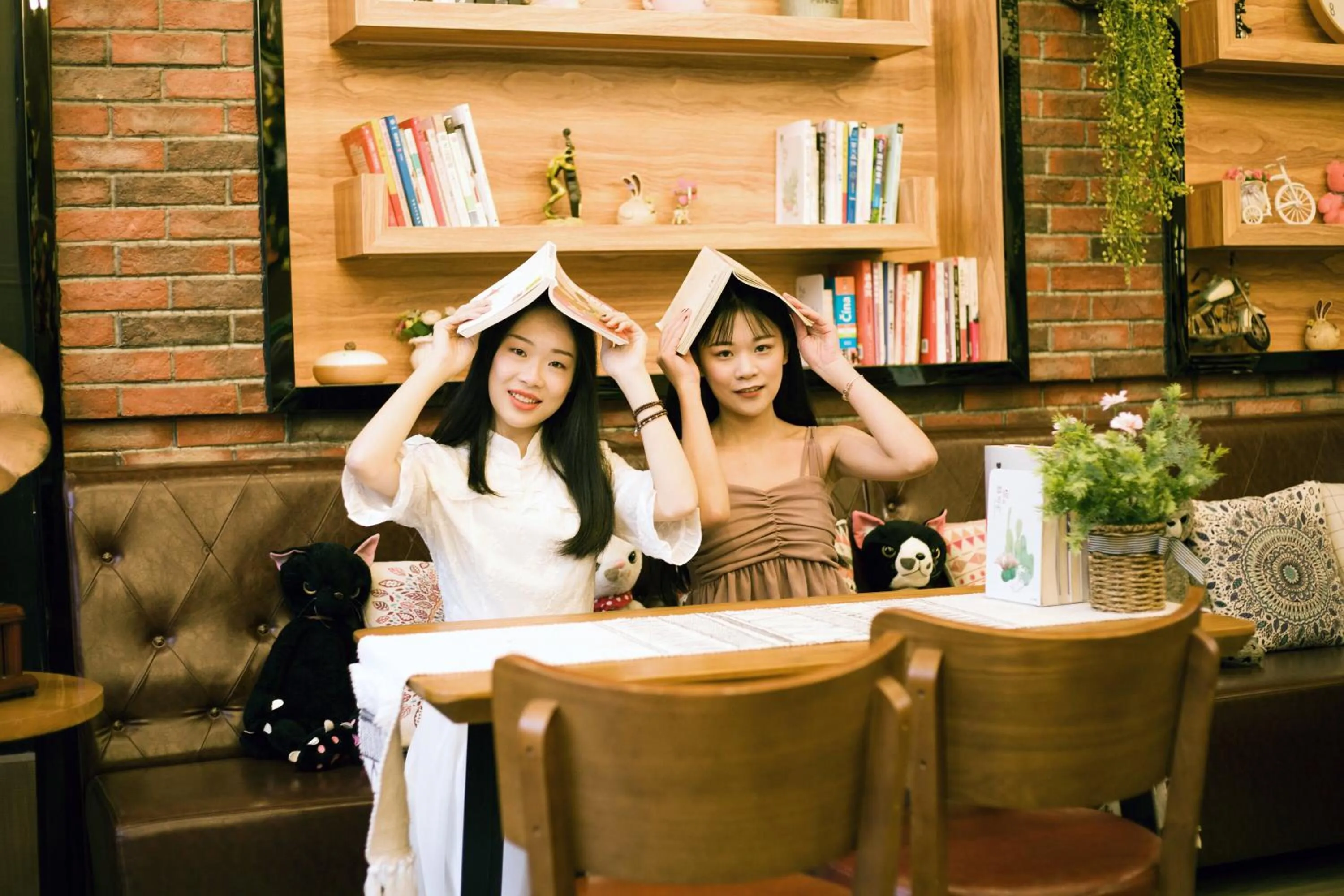 Library in Ancient Street No.5 Youth Chic Hotel