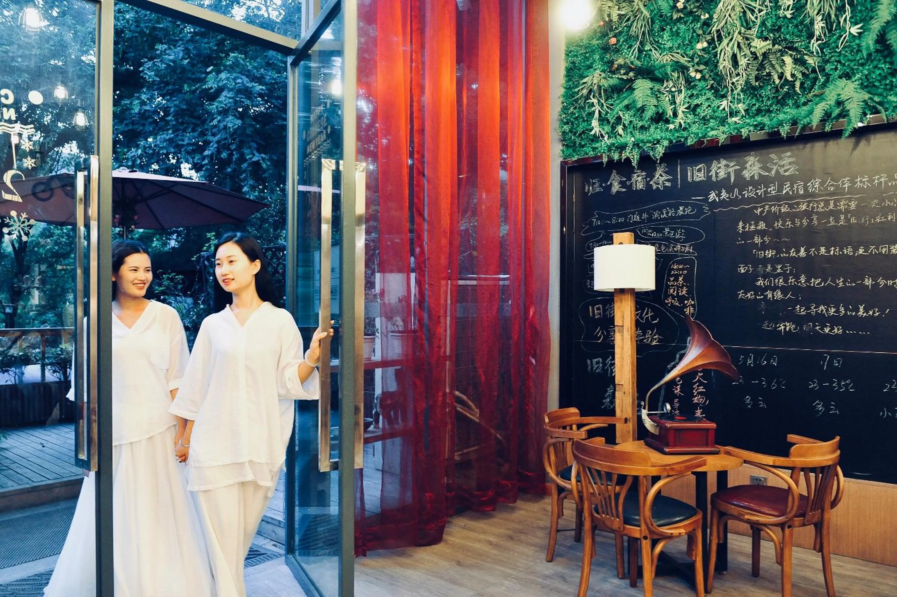 Communal lounge/ TV room in Ancient Street No.5 Youth Chic Hotel