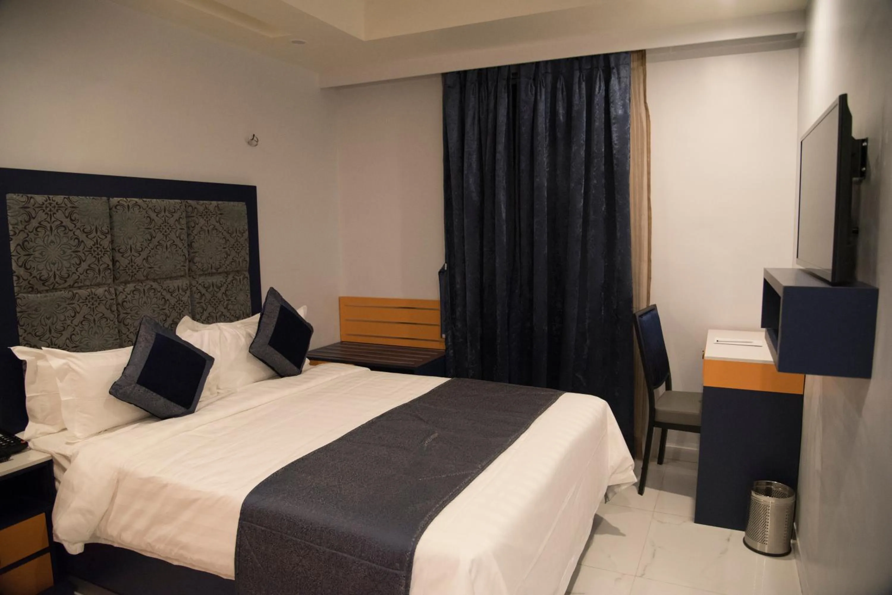 cot, Bed in Regenta Inn Vadodara, 500m from Railway Station
