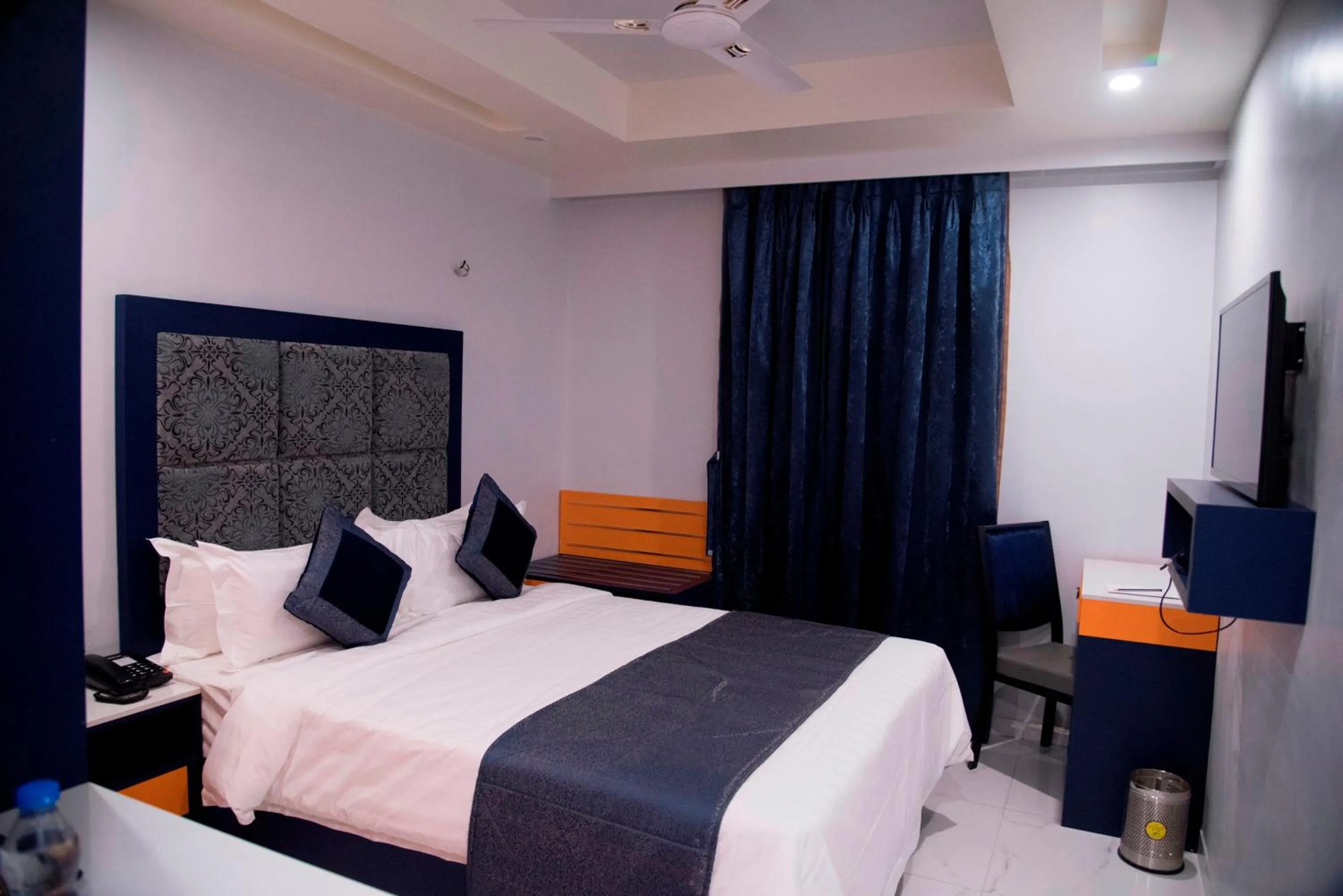 Bedroom, Bed in Regenta Inn Vadodara, 500m from Railway Station