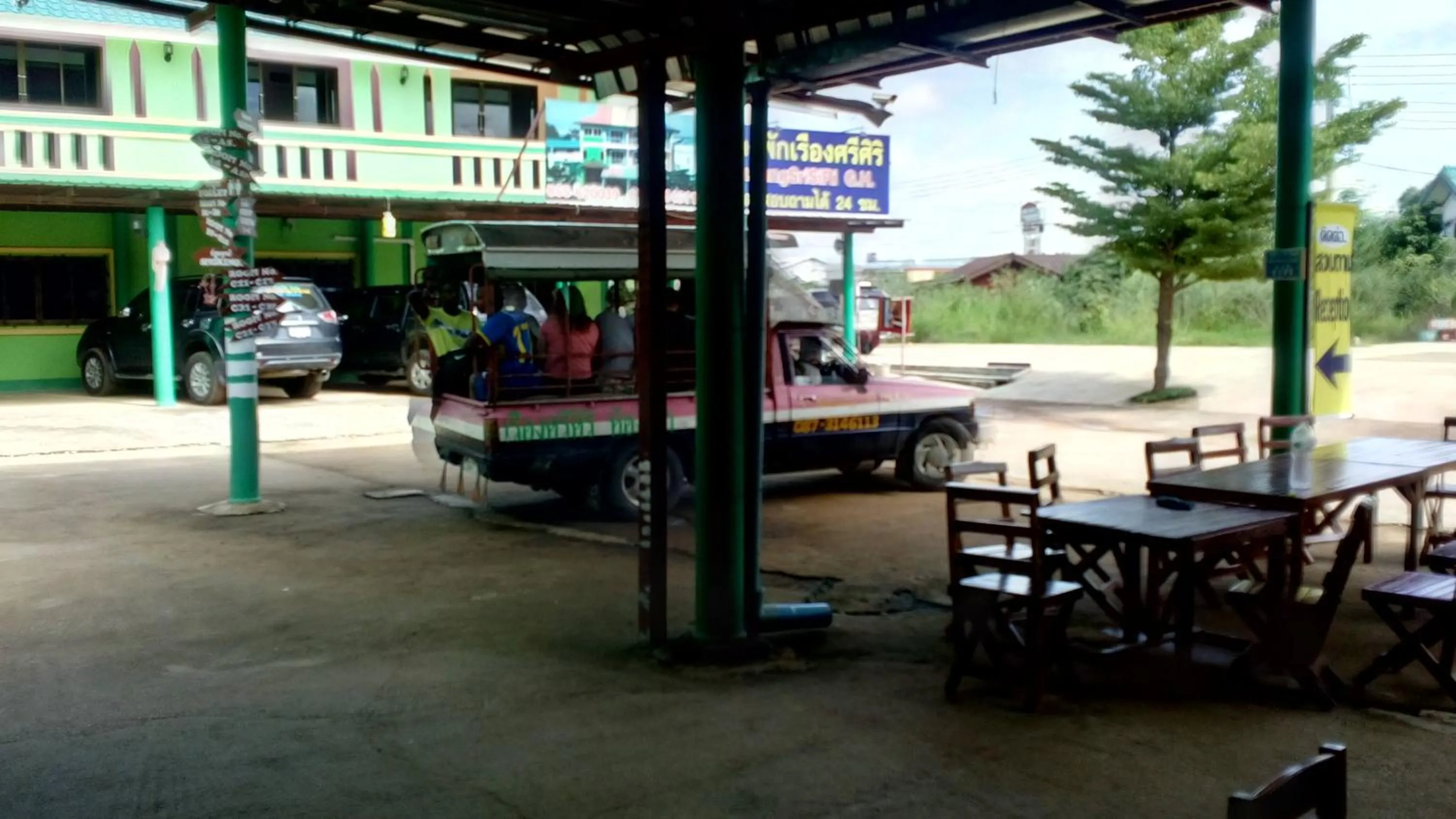 group of guests in Rueangsrisiri Guesthouse 2