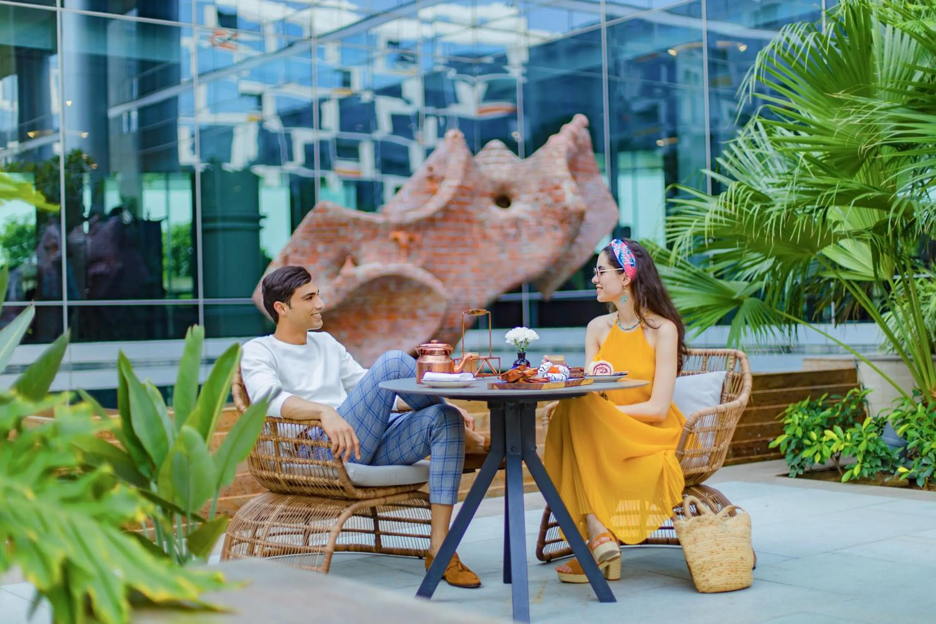 People in Andaz Delhi, by Hyatt