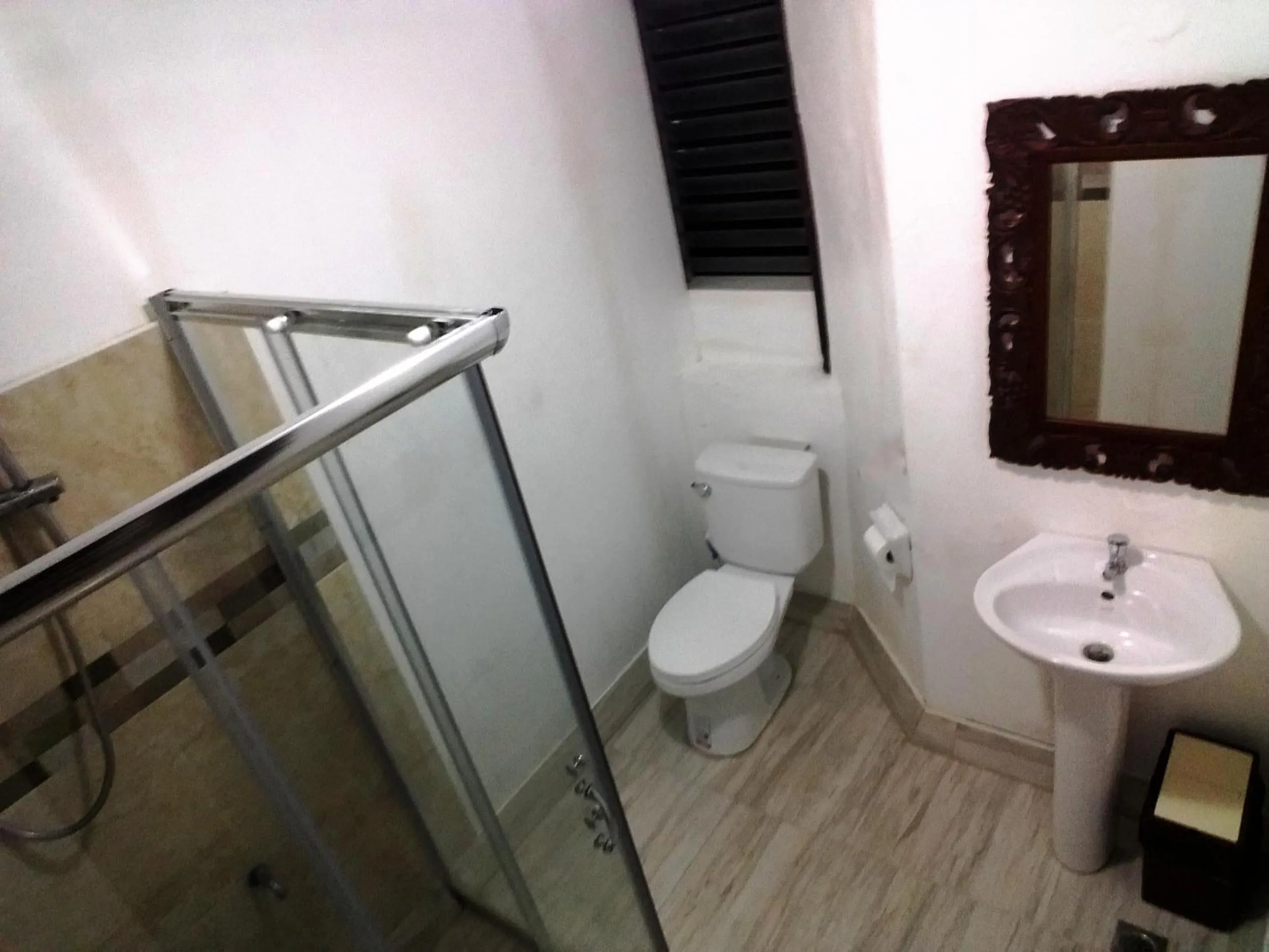 Shower in Escolta's Homey Lodge