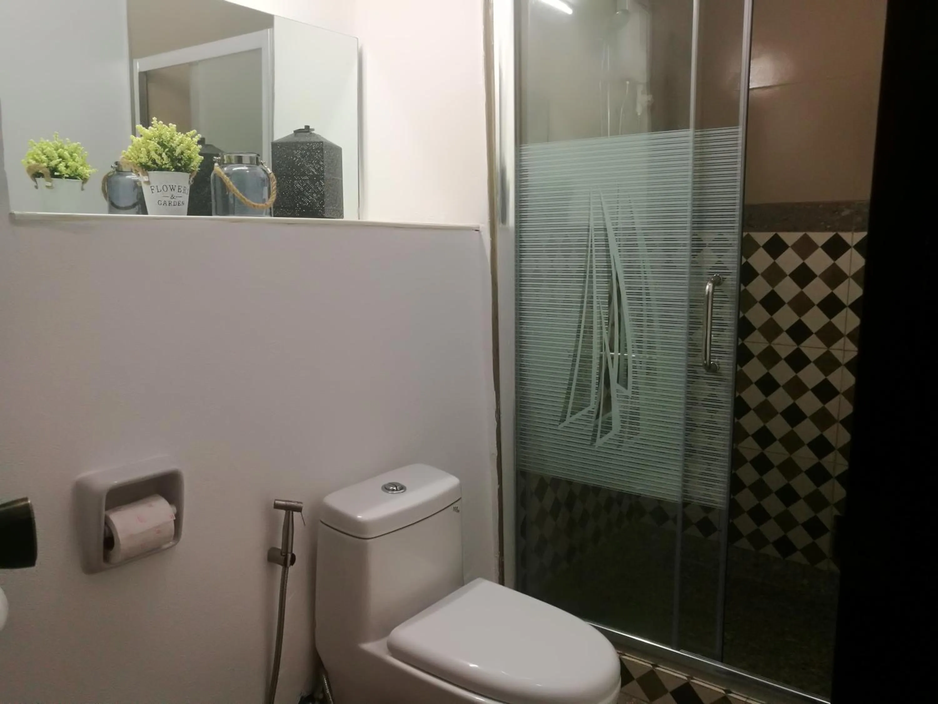 Shower in Escolta's Homey Lodge