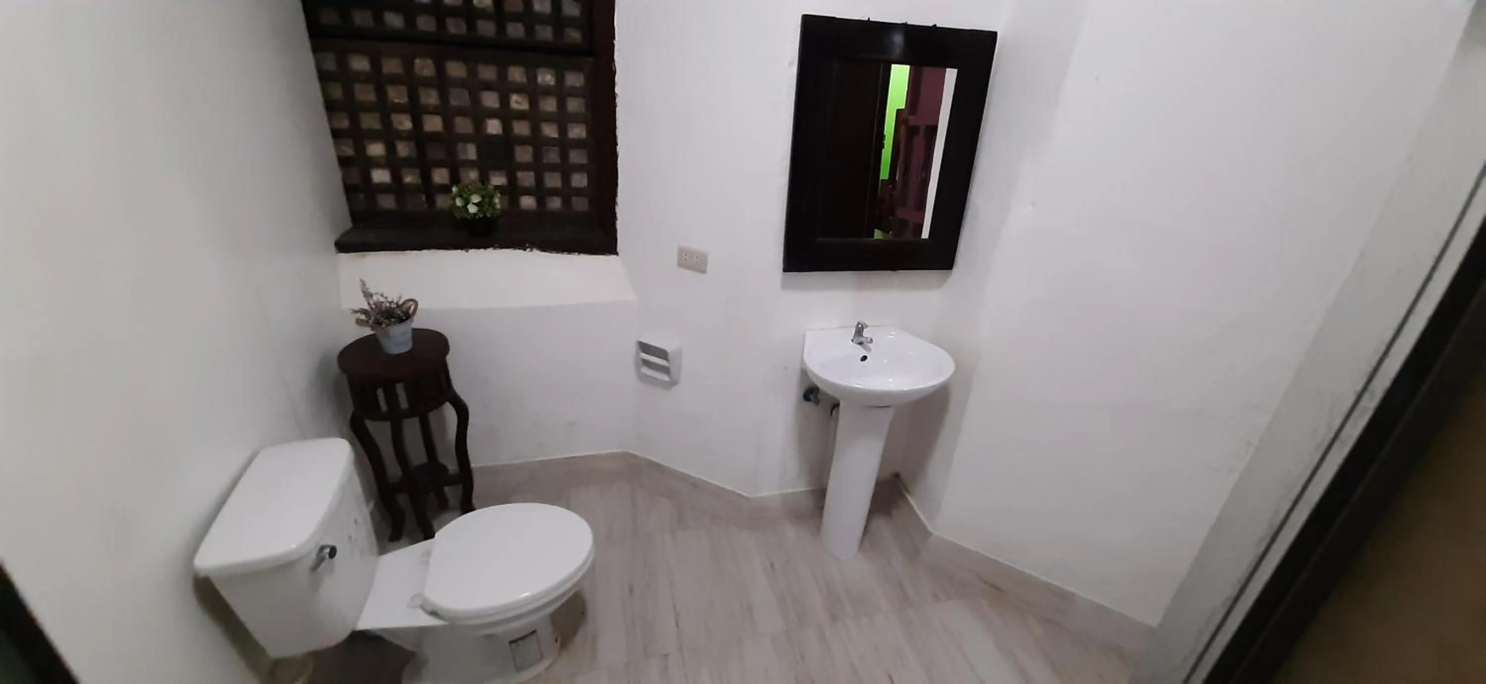 Toilet in Escolta's Homey Lodge