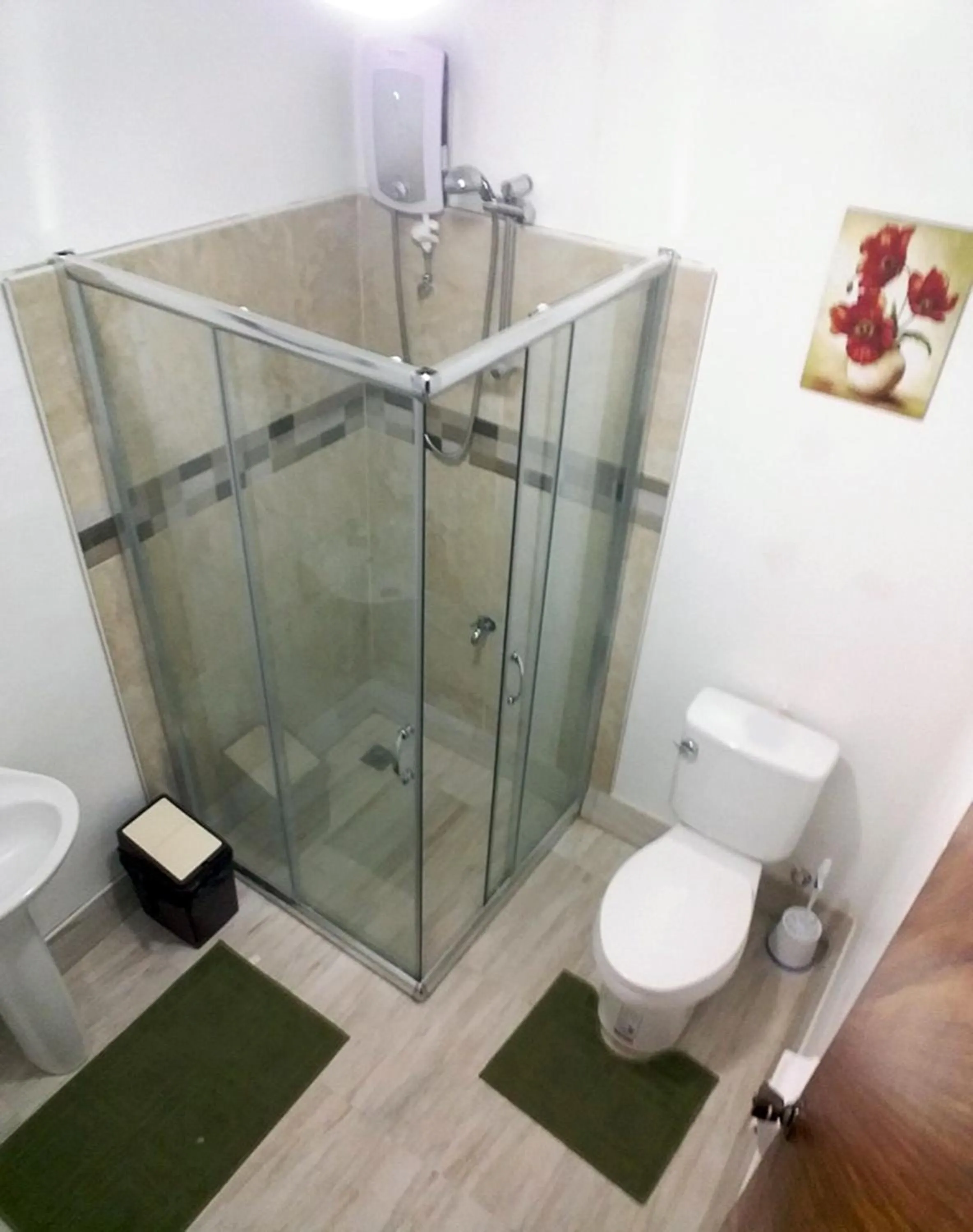 Shower in Escolta's Homey Lodge