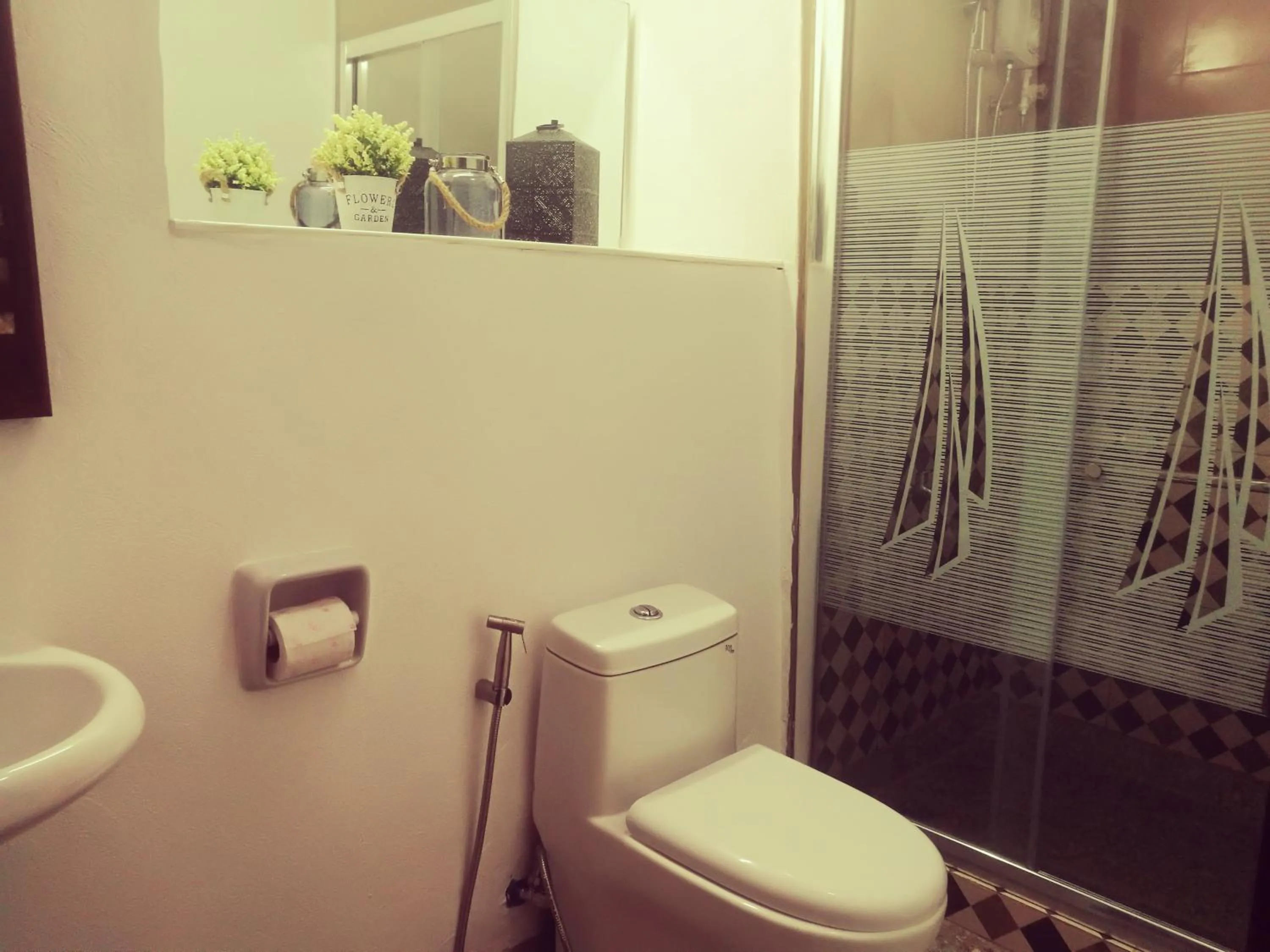 Shower in Escolta's Homey Lodge