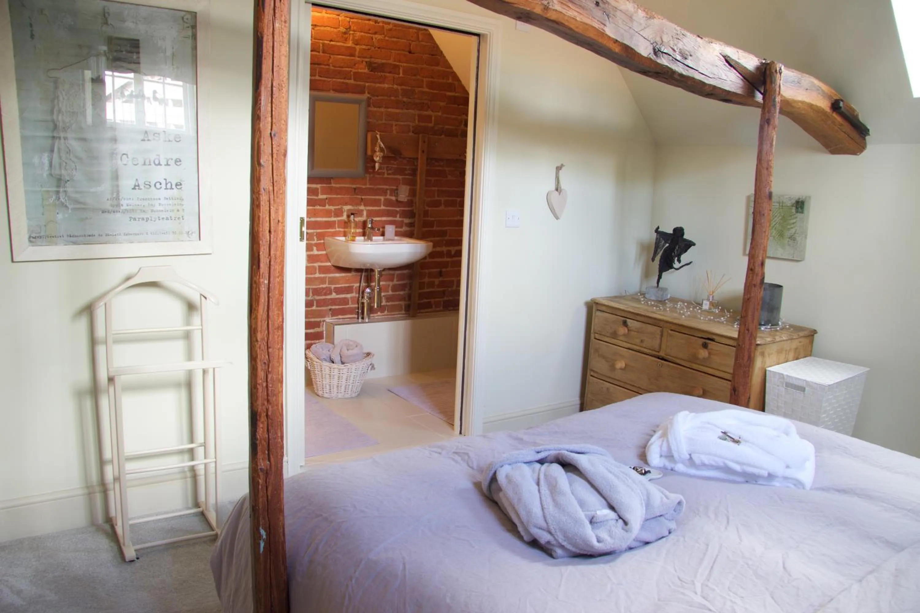 Photo of the whole room, Bed in Lut's Place