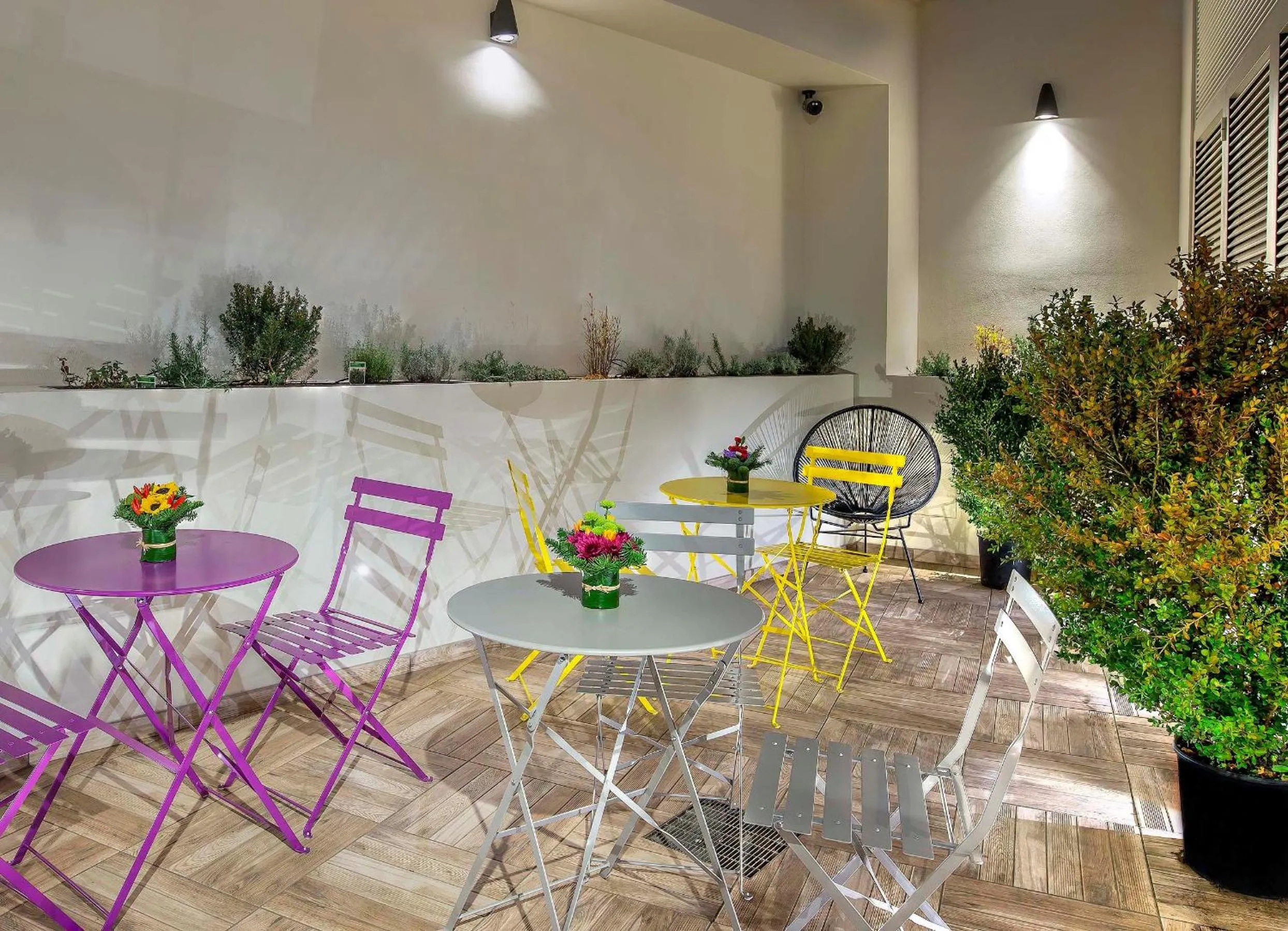 Restaurant/places to eat in Navona Street Hotel