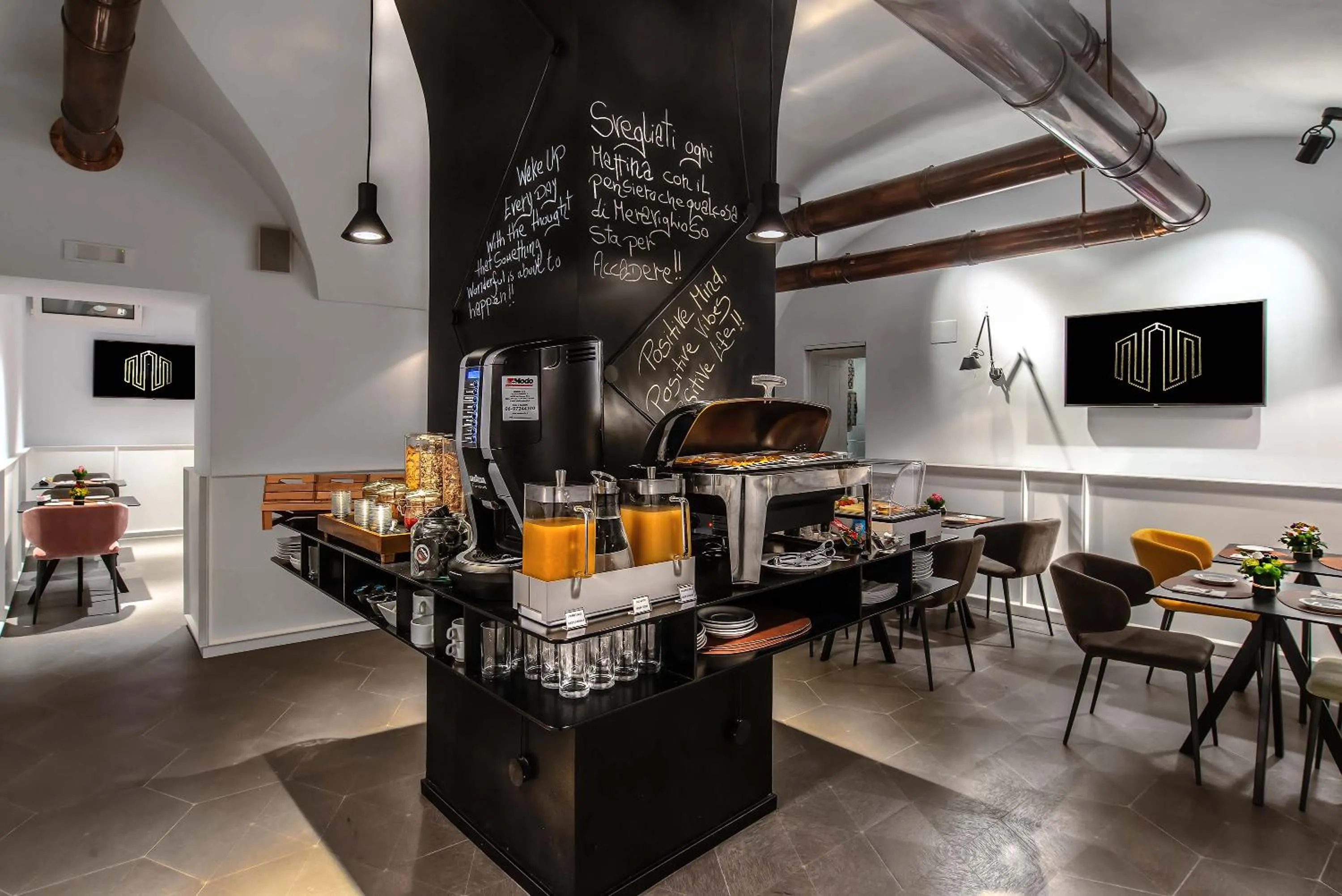 Restaurant/places to eat in Navona Street Hotel