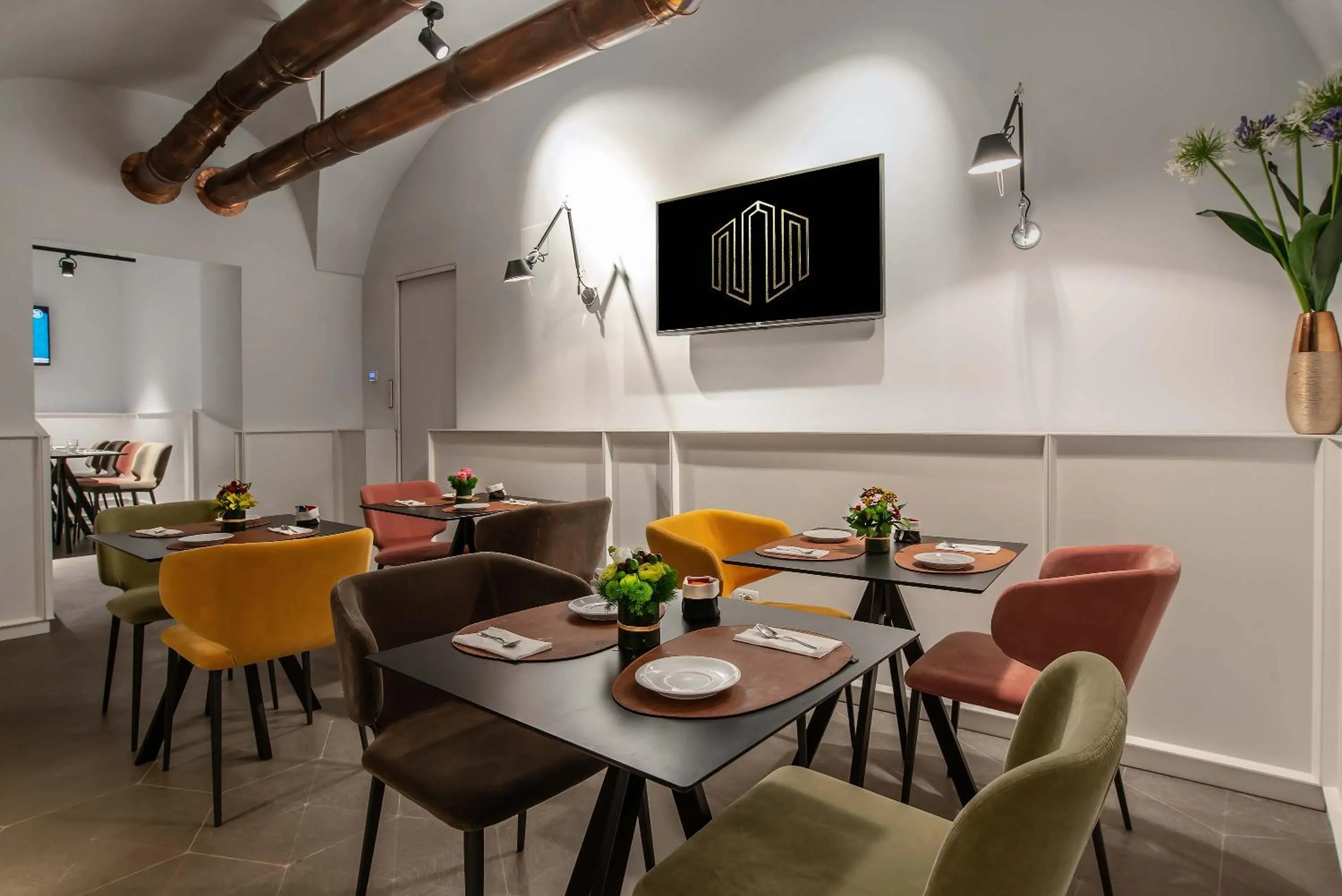Restaurant/places to eat in Navona Street Hotel