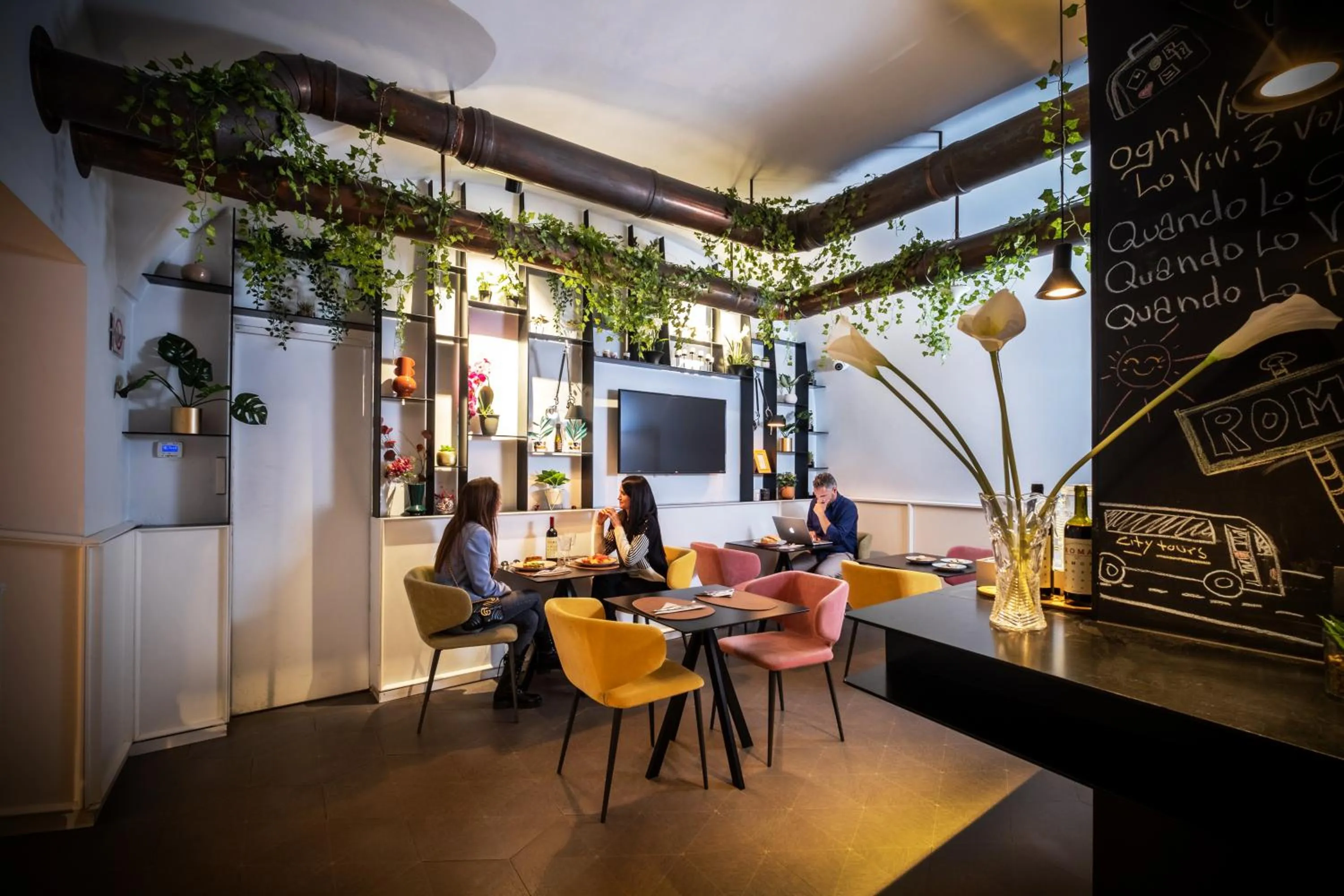 Restaurant/places to eat in Navona Street Hotel