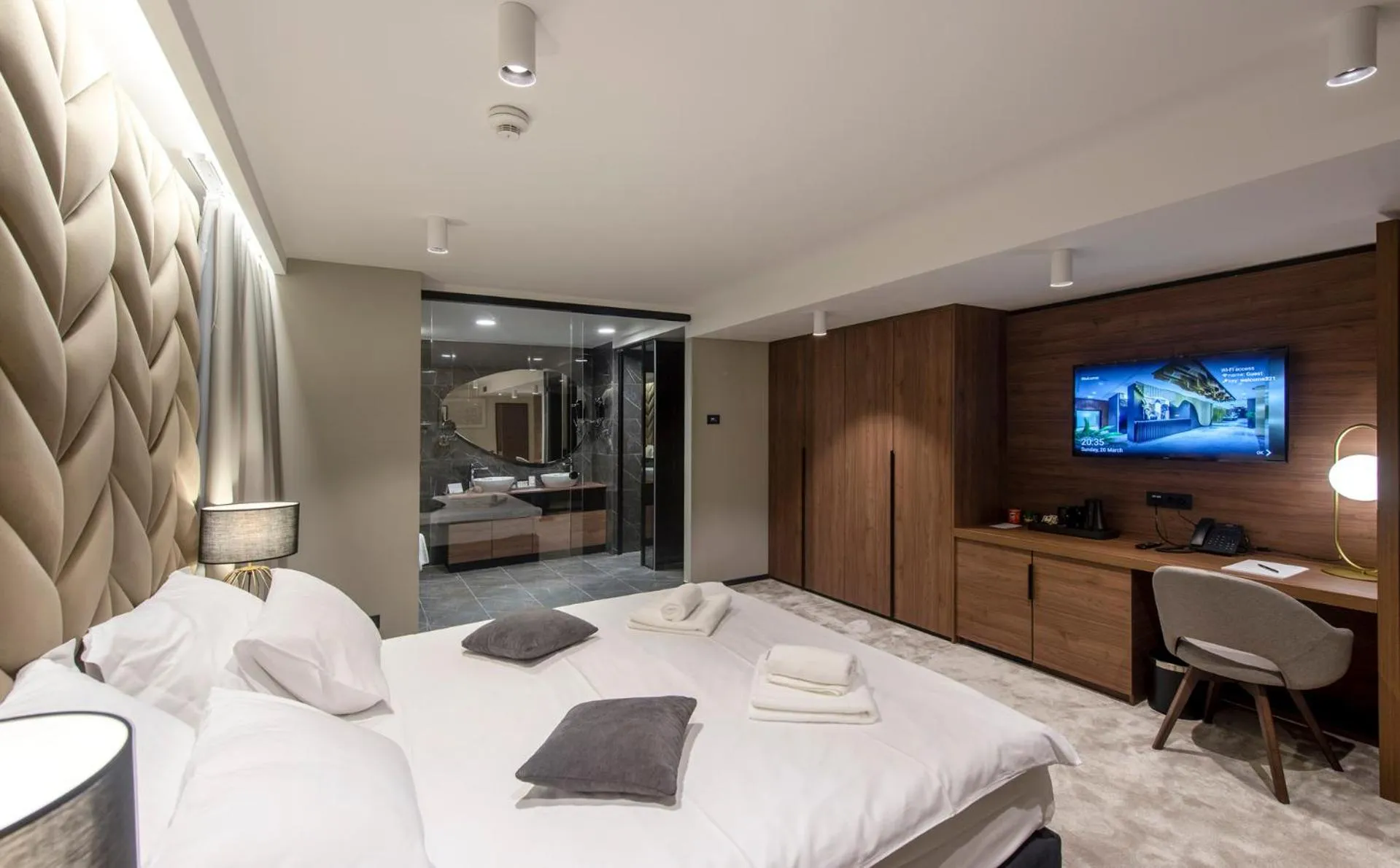 TV and multimedia, Bed in Hotel Turist