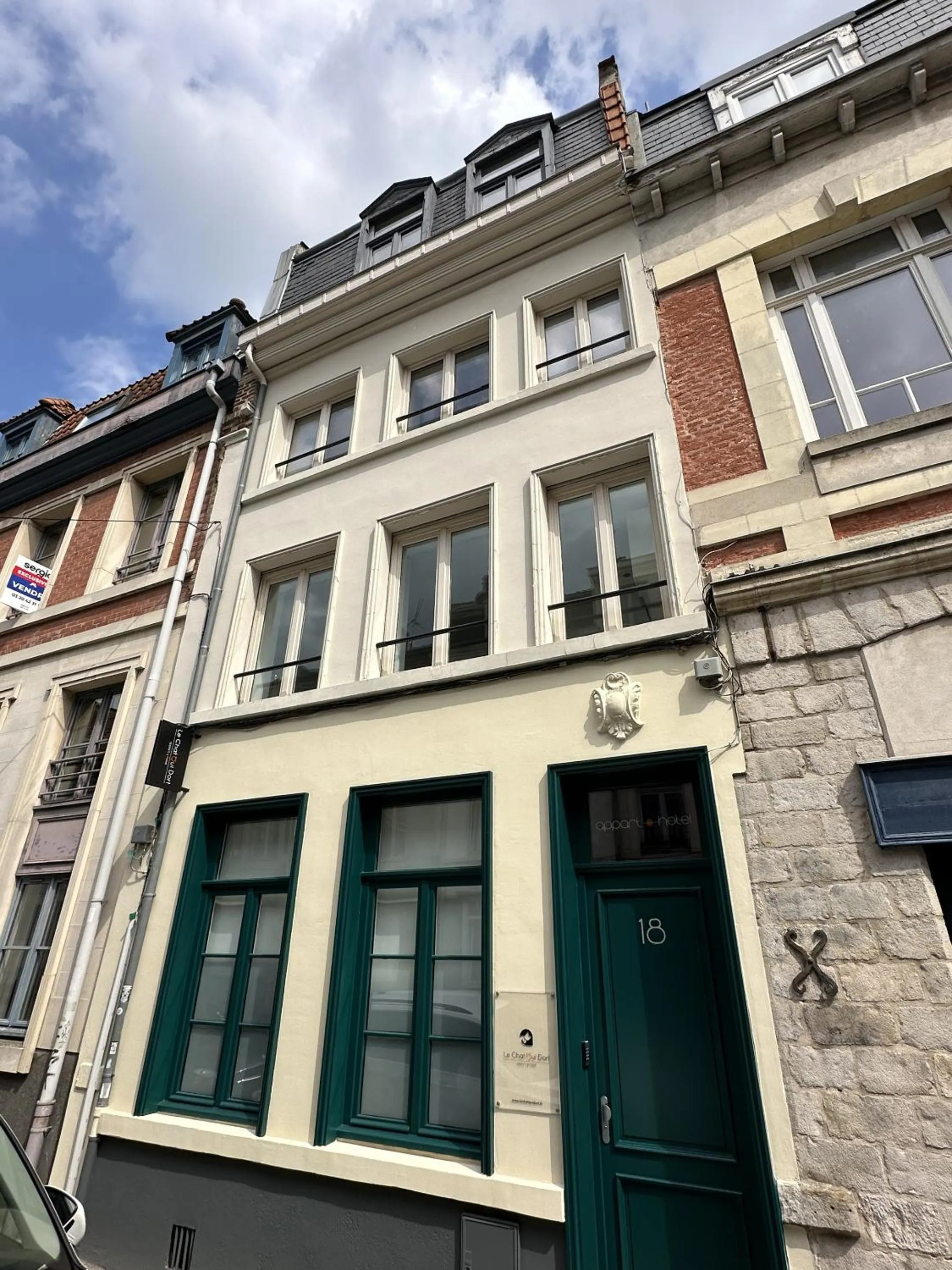 Property building in Le Chat Qui Dort