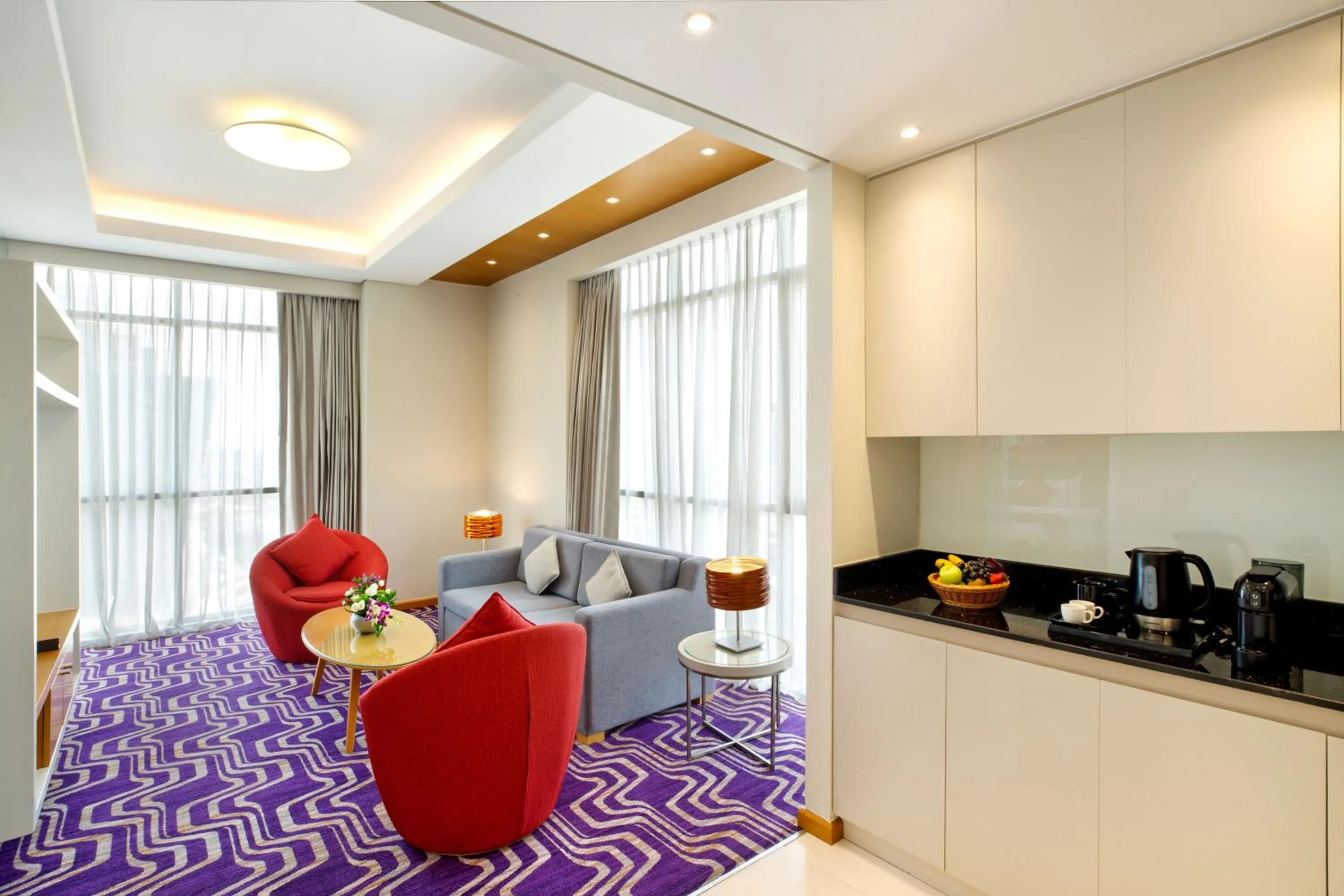 Living room in Royal Continental Hotel