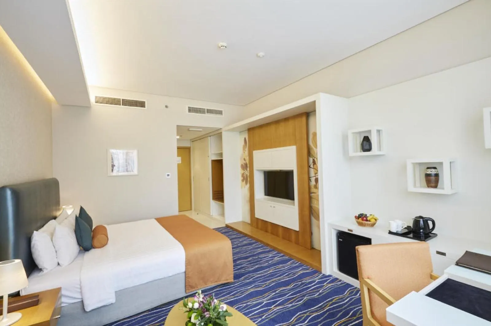 Bedroom, Bed in Royal Continental Hotel