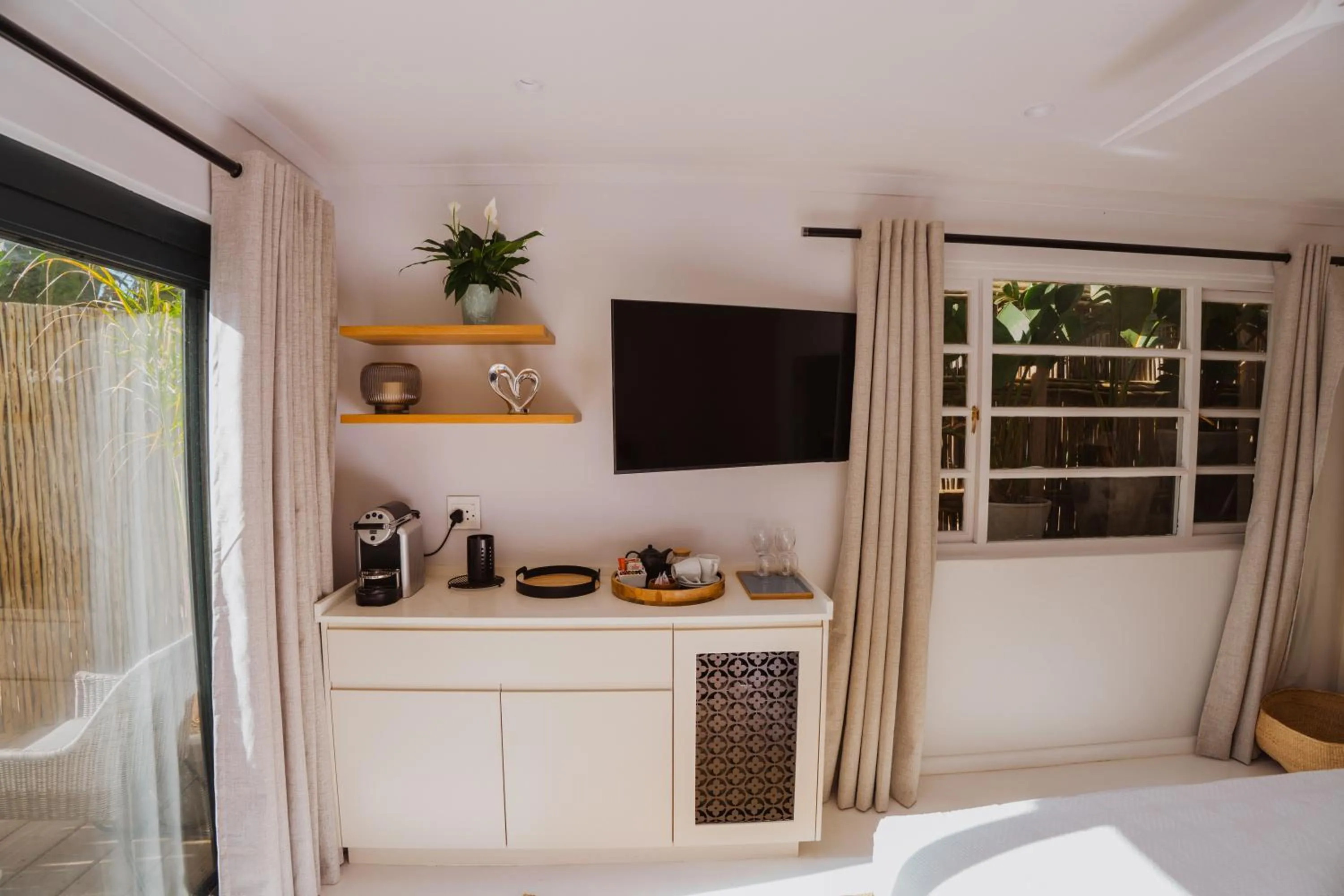 Coffee/tea facilities, Bed in The Bungalow