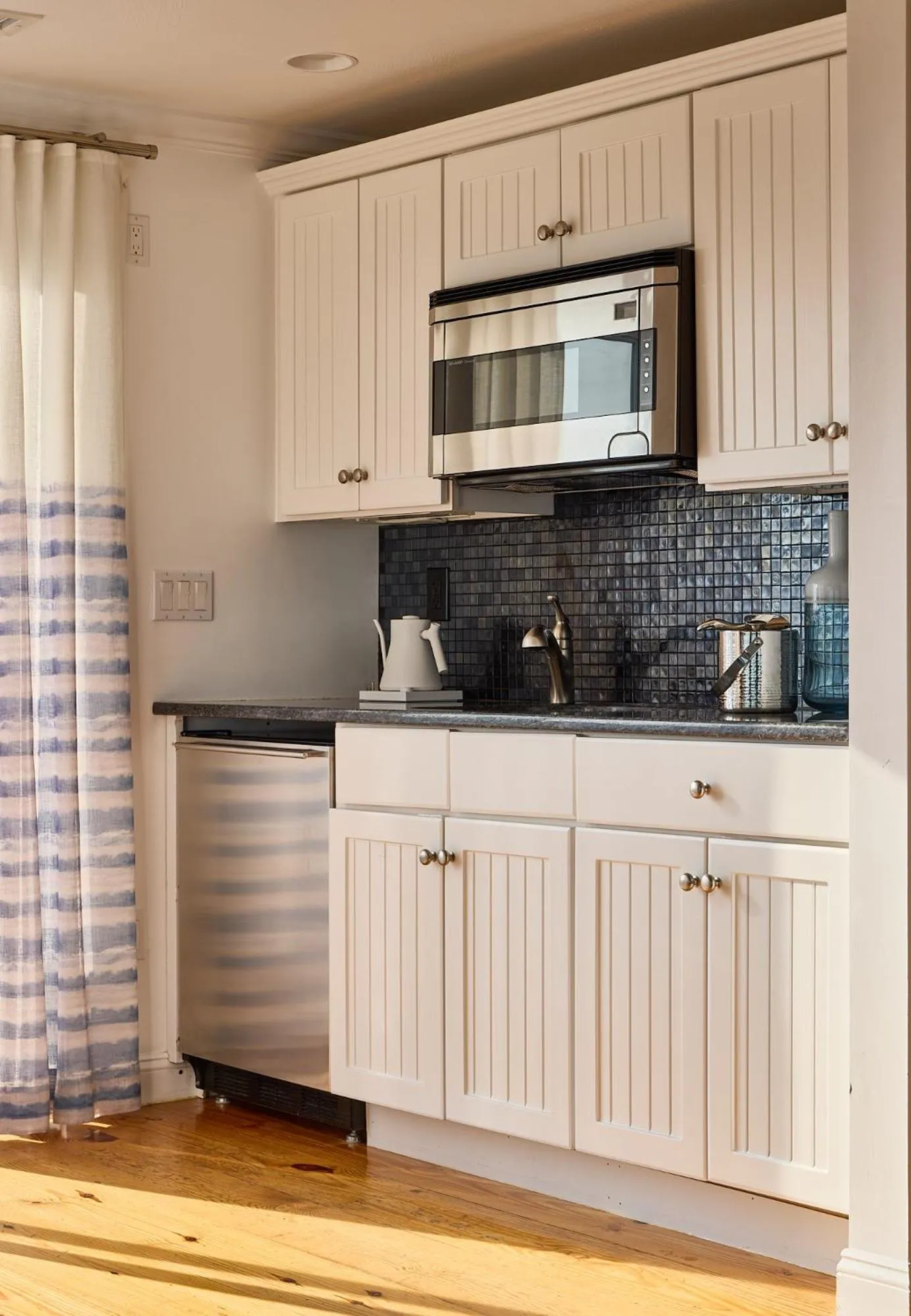 Kitchen or kitchenette in Blue - Inn on the Beach