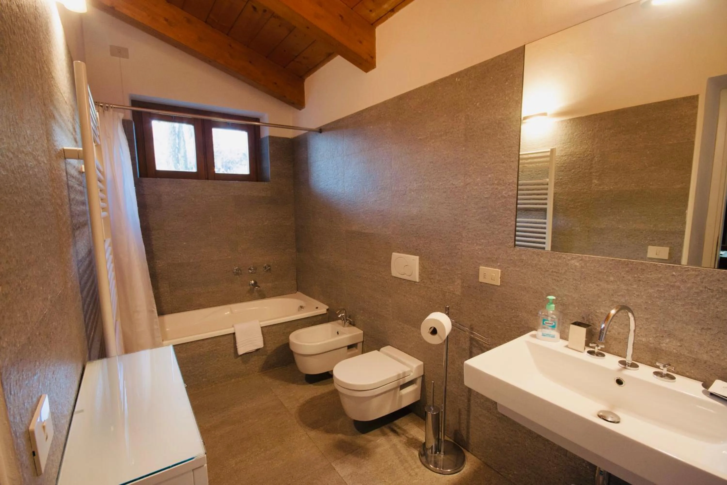 Bathroom in Agriturismo Castello di Vezio