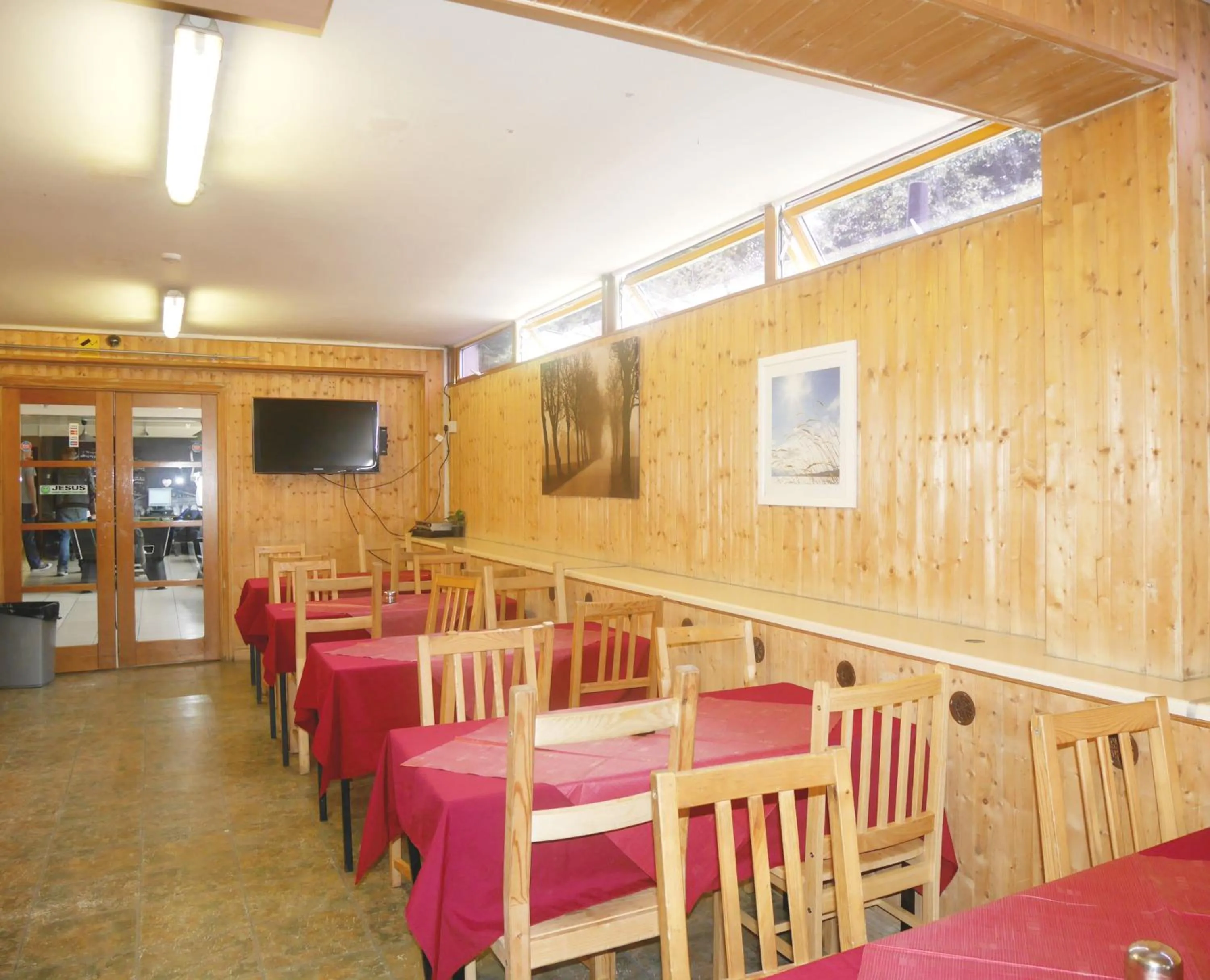 Food and drinks in Kensal Green Backpackers 2