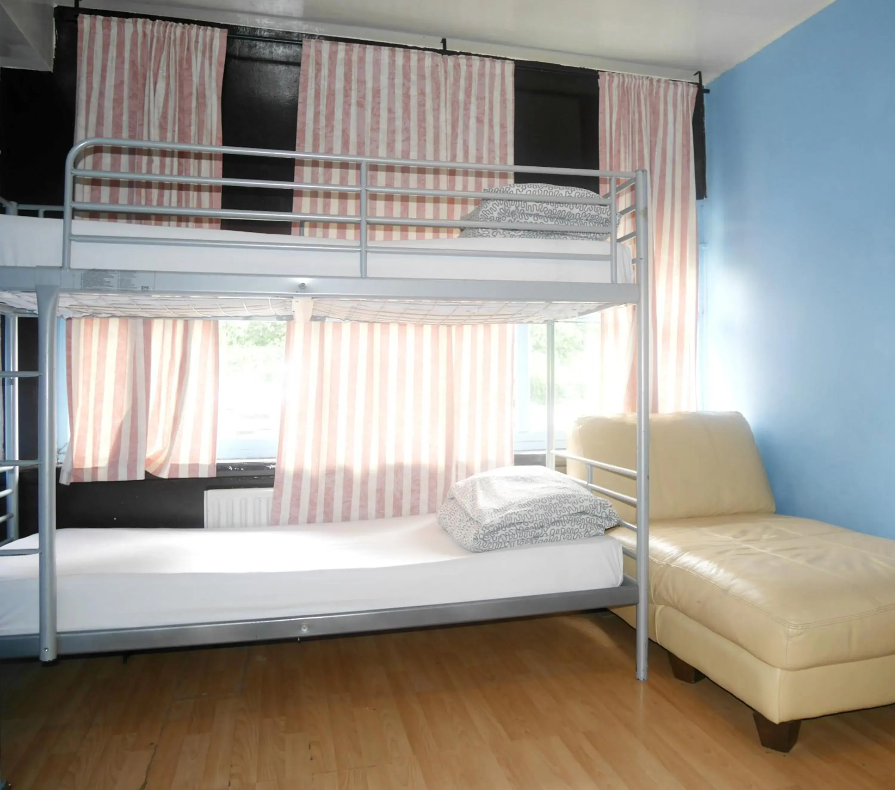 Standard Twin Room with Shared Bathroom in Kensal Green Backpackers 2 Standard Twin Room with Shared Bathroom in Kensal Green Backpackers 2