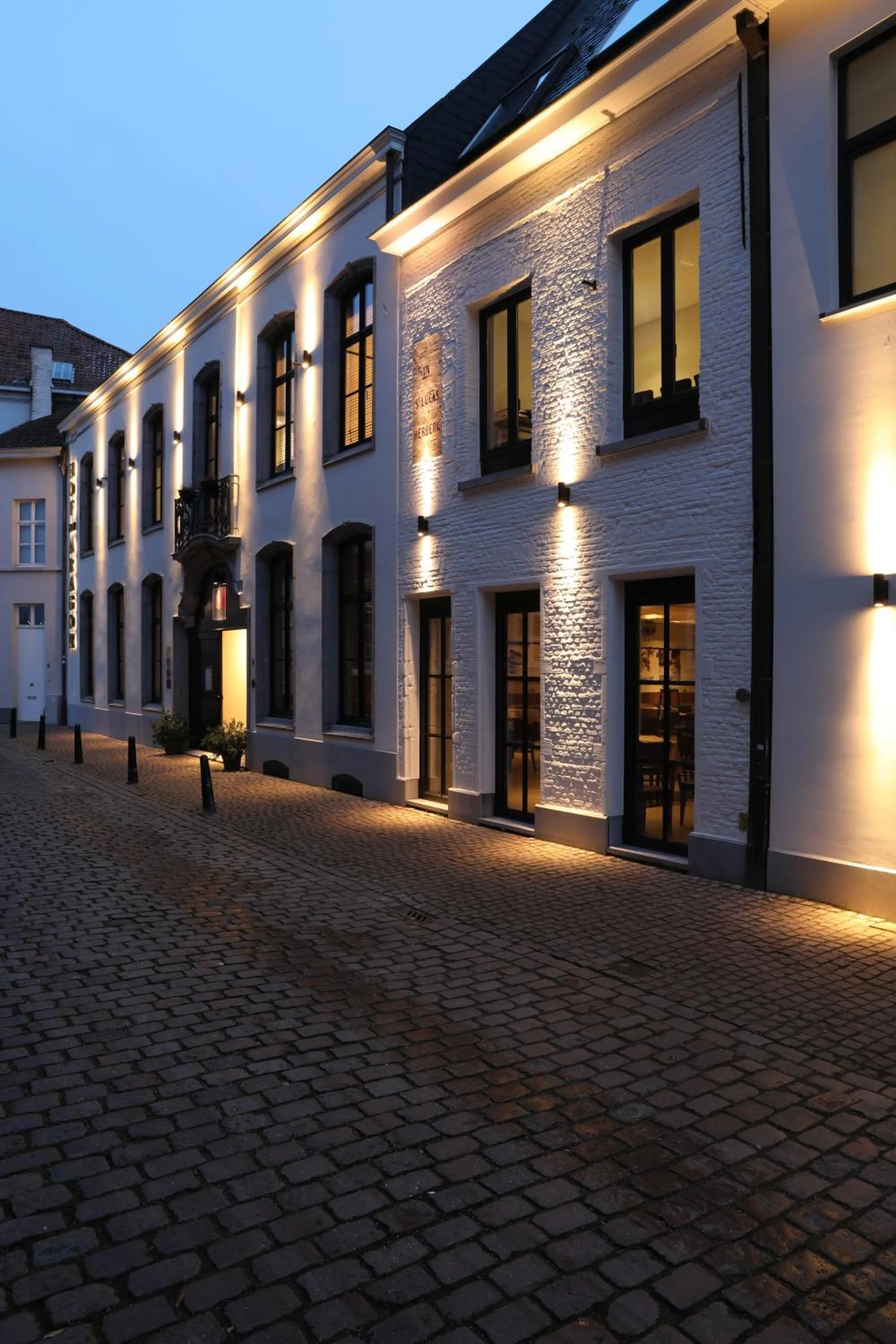 Property building in Hotel Hof van Aragon