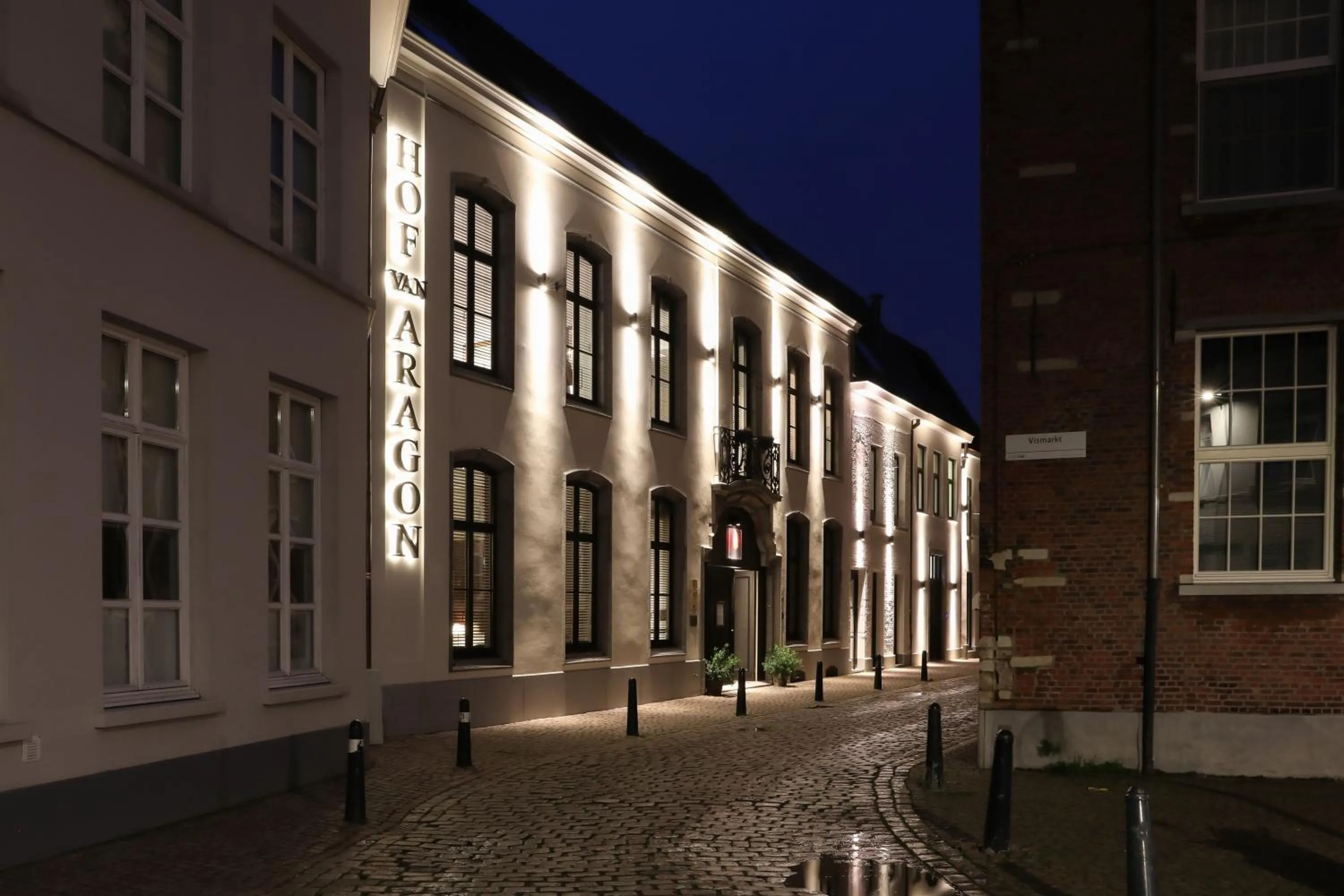 Property building in Hotel Hof van Aragon